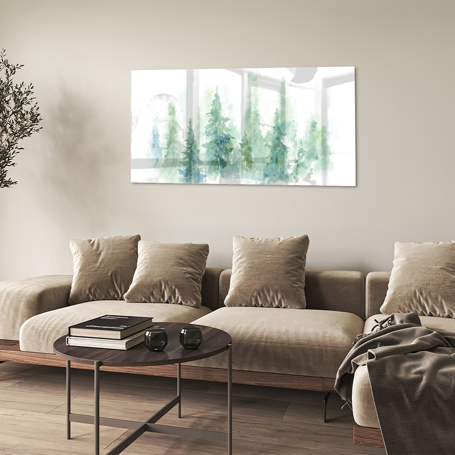 Glazen schilderij met groene dennenbomen aan de muur in een modern interieur.