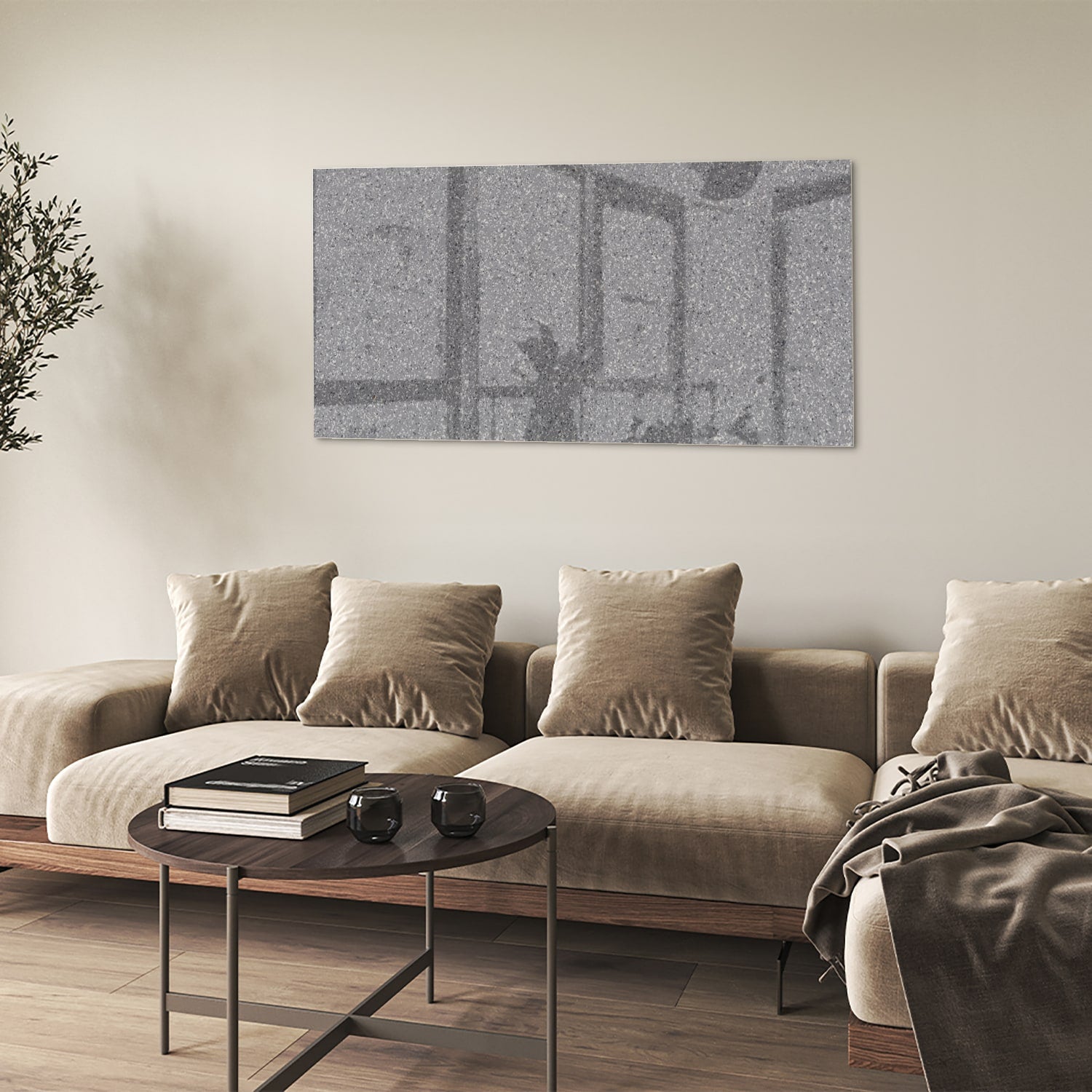 Abstract glazen schilderij in grijstinten hangt aan de muur in een moderne woonkamer.