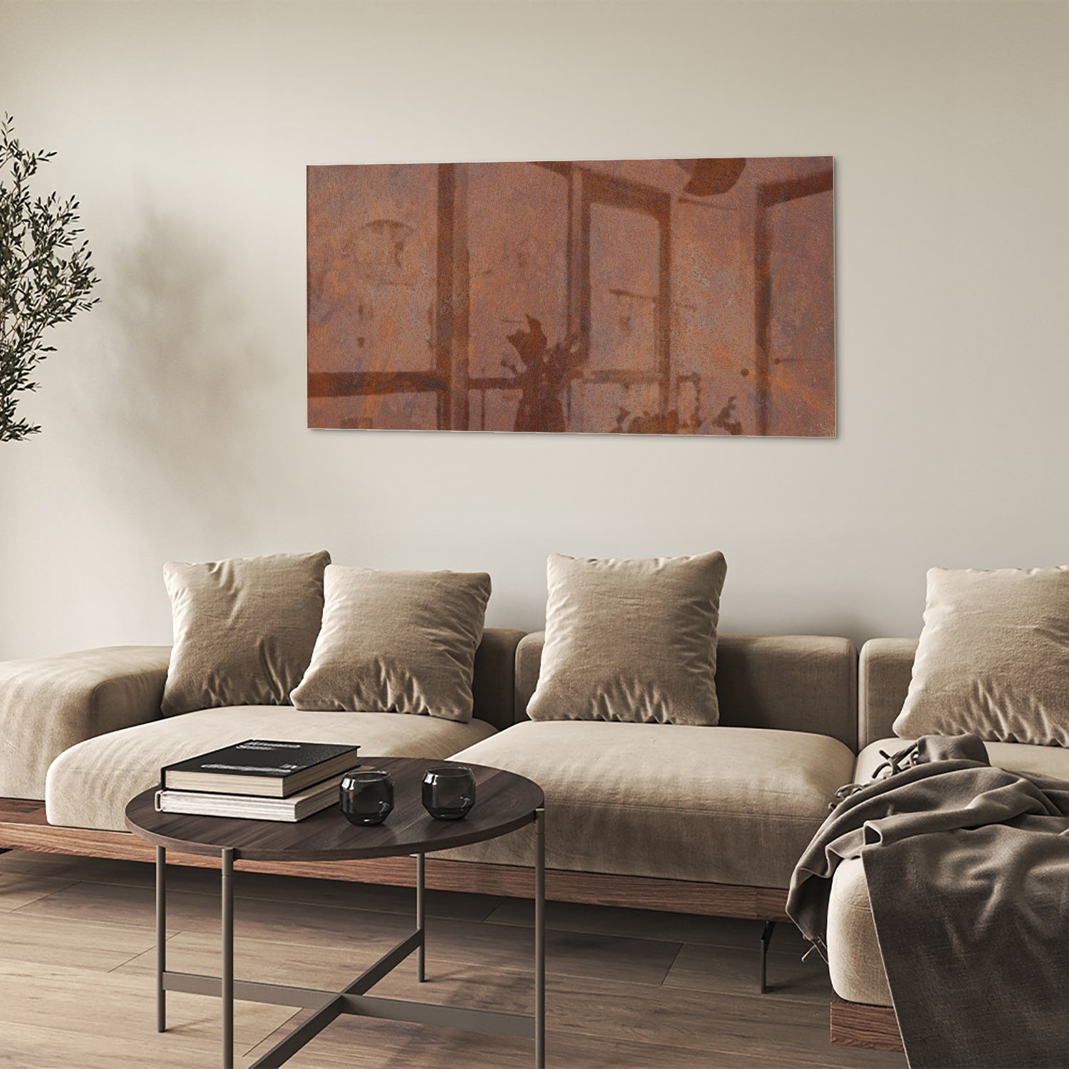 Abstract glazen schilderij met aardetinten boven een houten meubel.