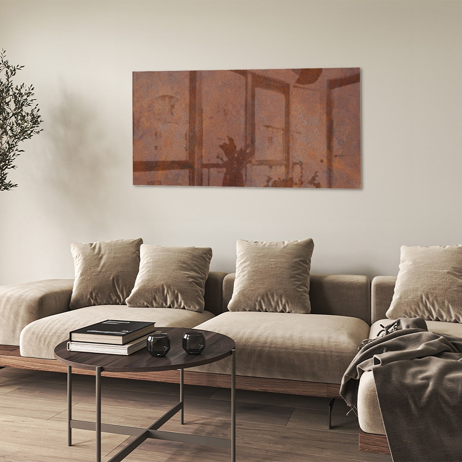 Abstract glazen schilderij met aardetinten boven een houten meubel.