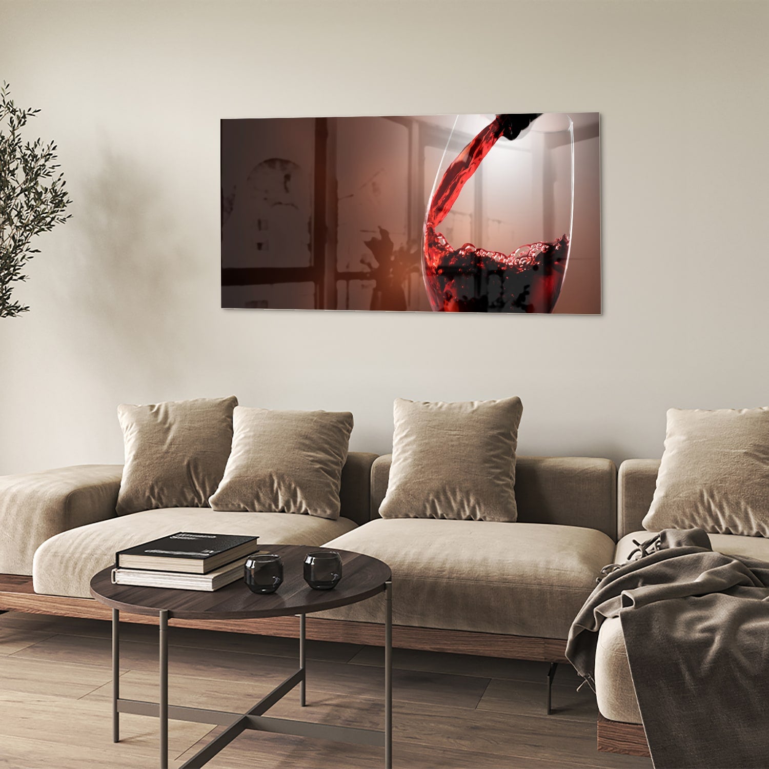 Glazen schilderij van een rode wijn die in een glas wordt ingeschonken, zichtbaar in een moderne woonkamer.