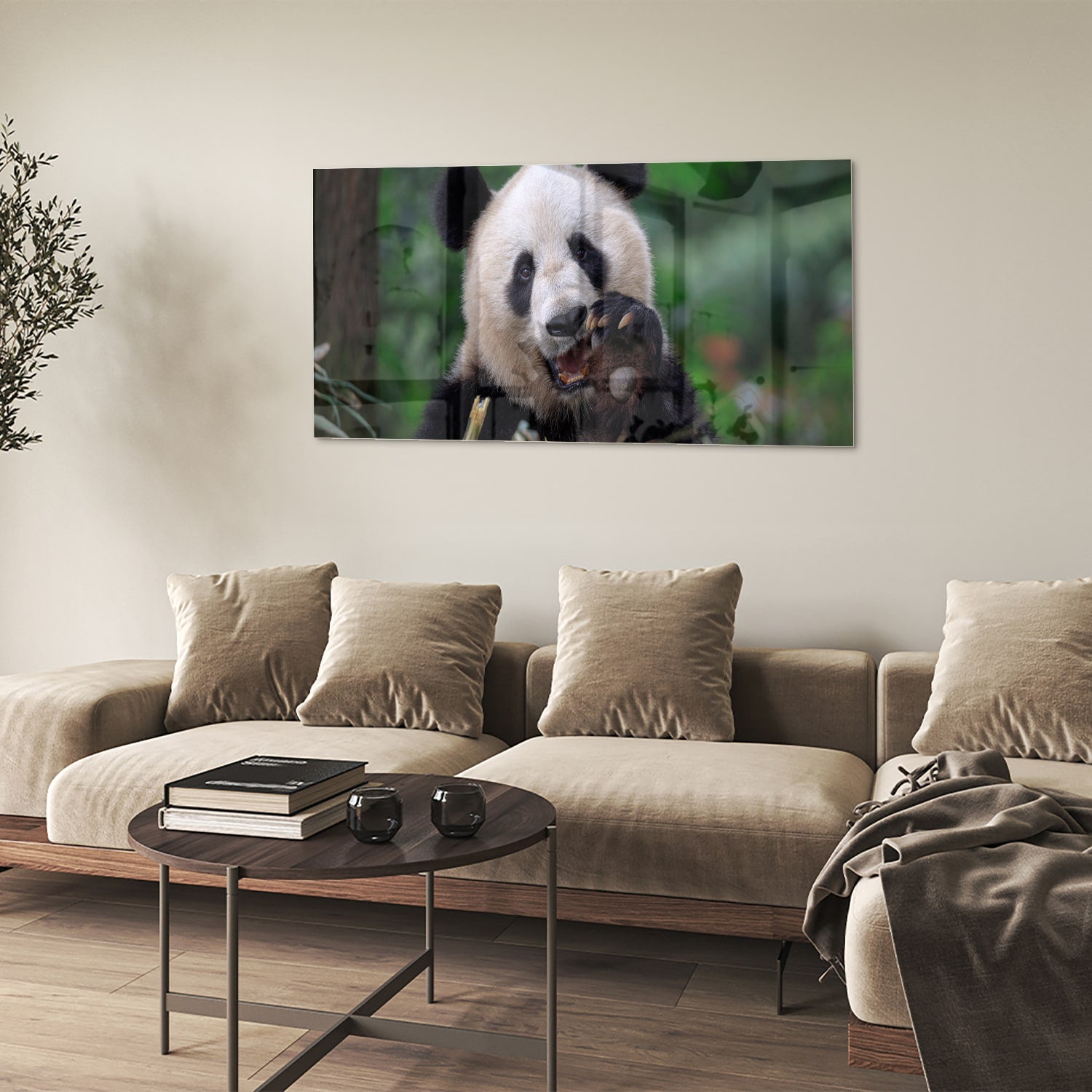 Glazen schilderij met een panda in een groene omgeving, perfect voor mooie interieurdecoratie.