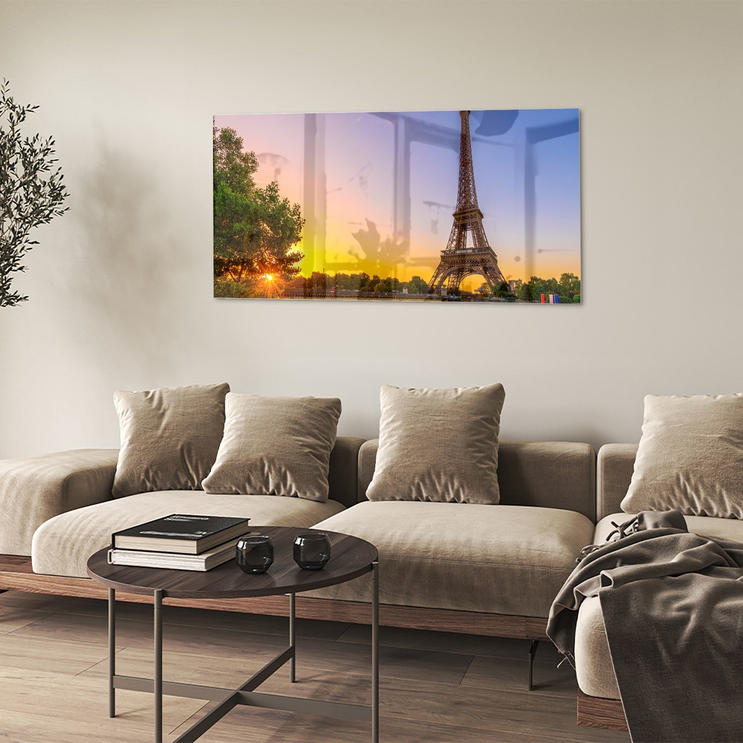 Een glazen schilderij van de Eiffeltoren bij zonsondergang, met warme kleuren.