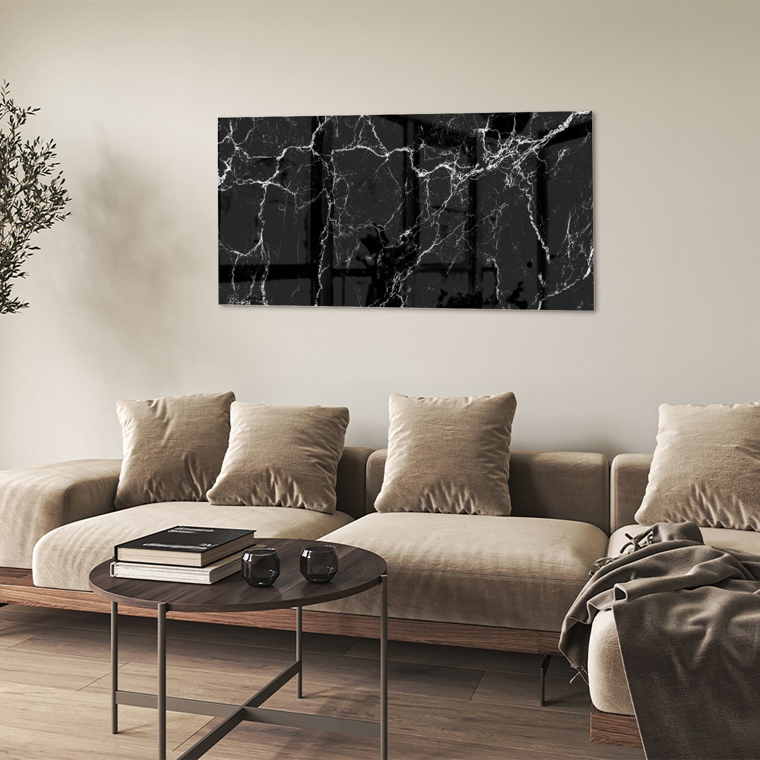 Glazen schilderij in zwart marmerlook aan de muur boven een houten kast.