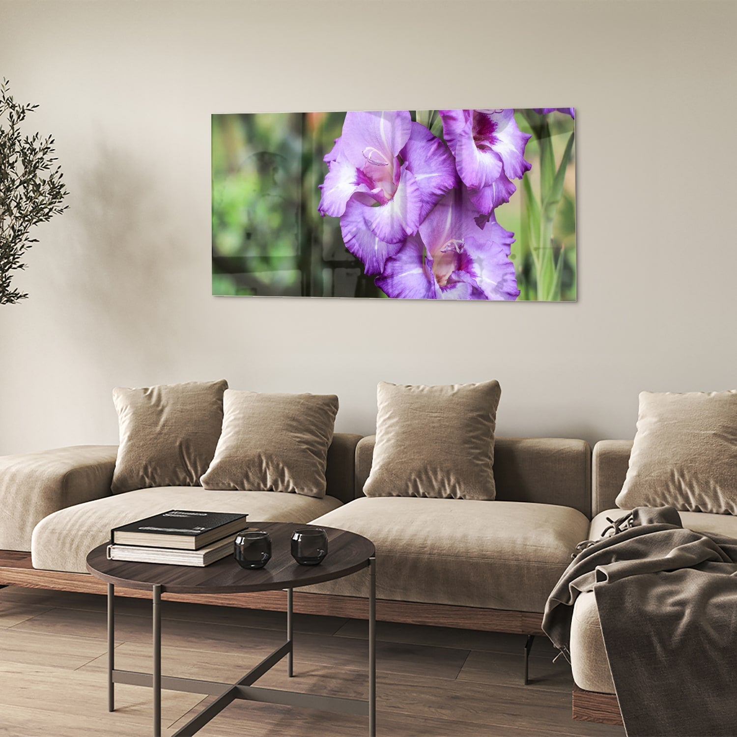 Glazen schilderij van paarse gladiolen aan de muur in een moderne woonkamer.