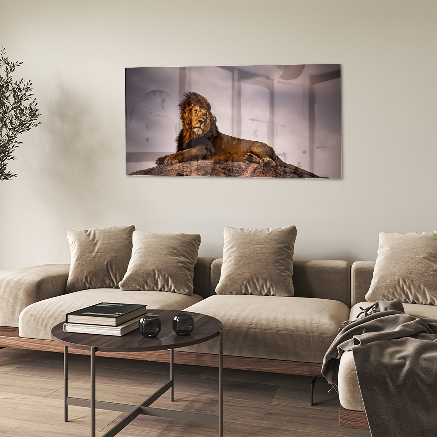 Glazenschilderij van een majestueuze leeuw op een rots, perfect voor interieurdecoratie.