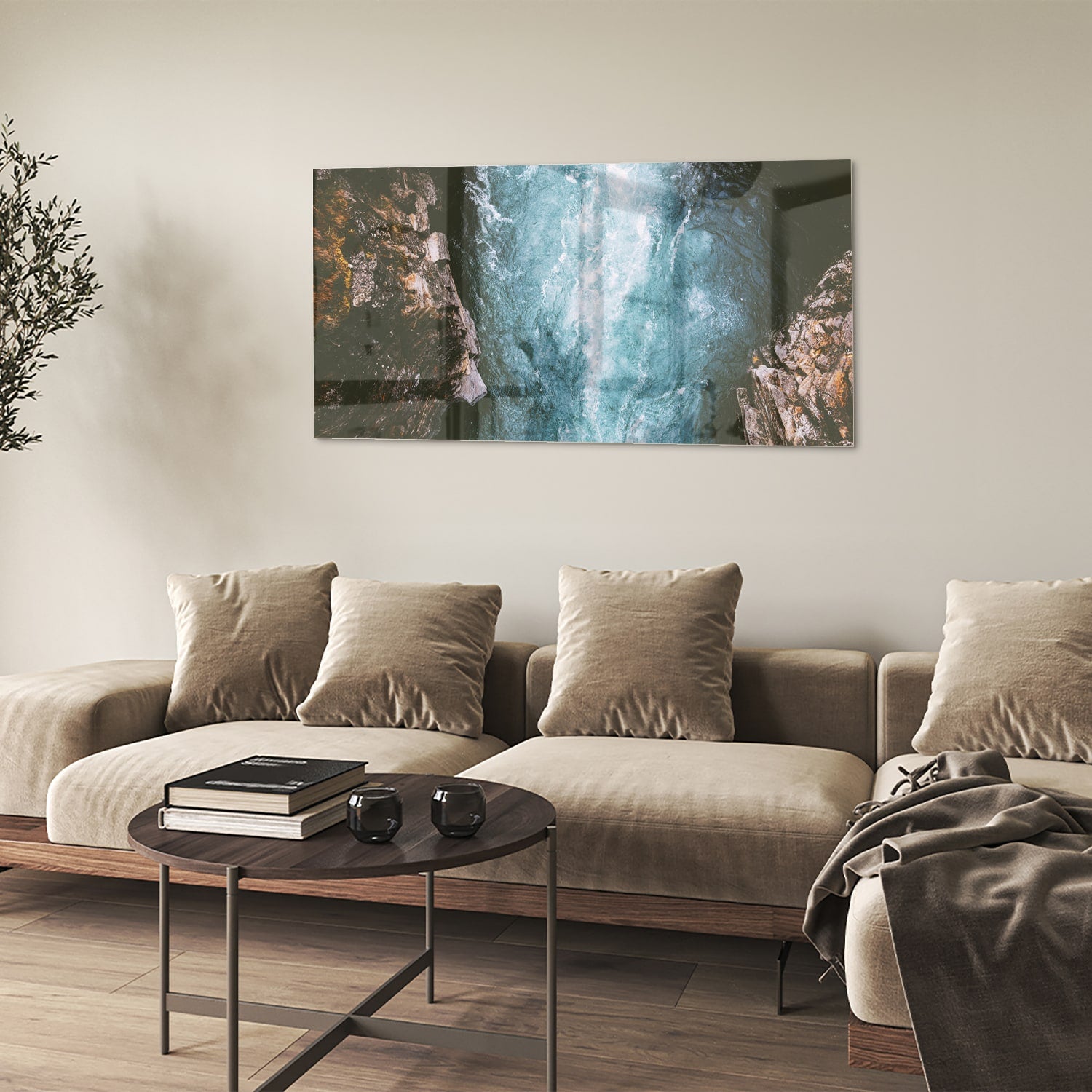 Glas schilderij van helder bergwater dat door rotsen stroomt.