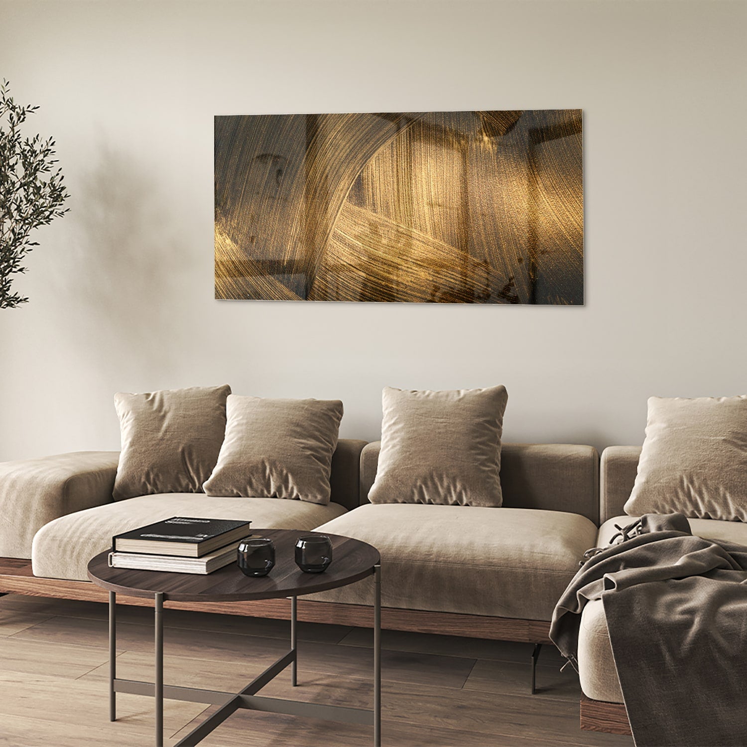 Glazen schilderij met gouden patronen aan de muur boven een houten meubel.