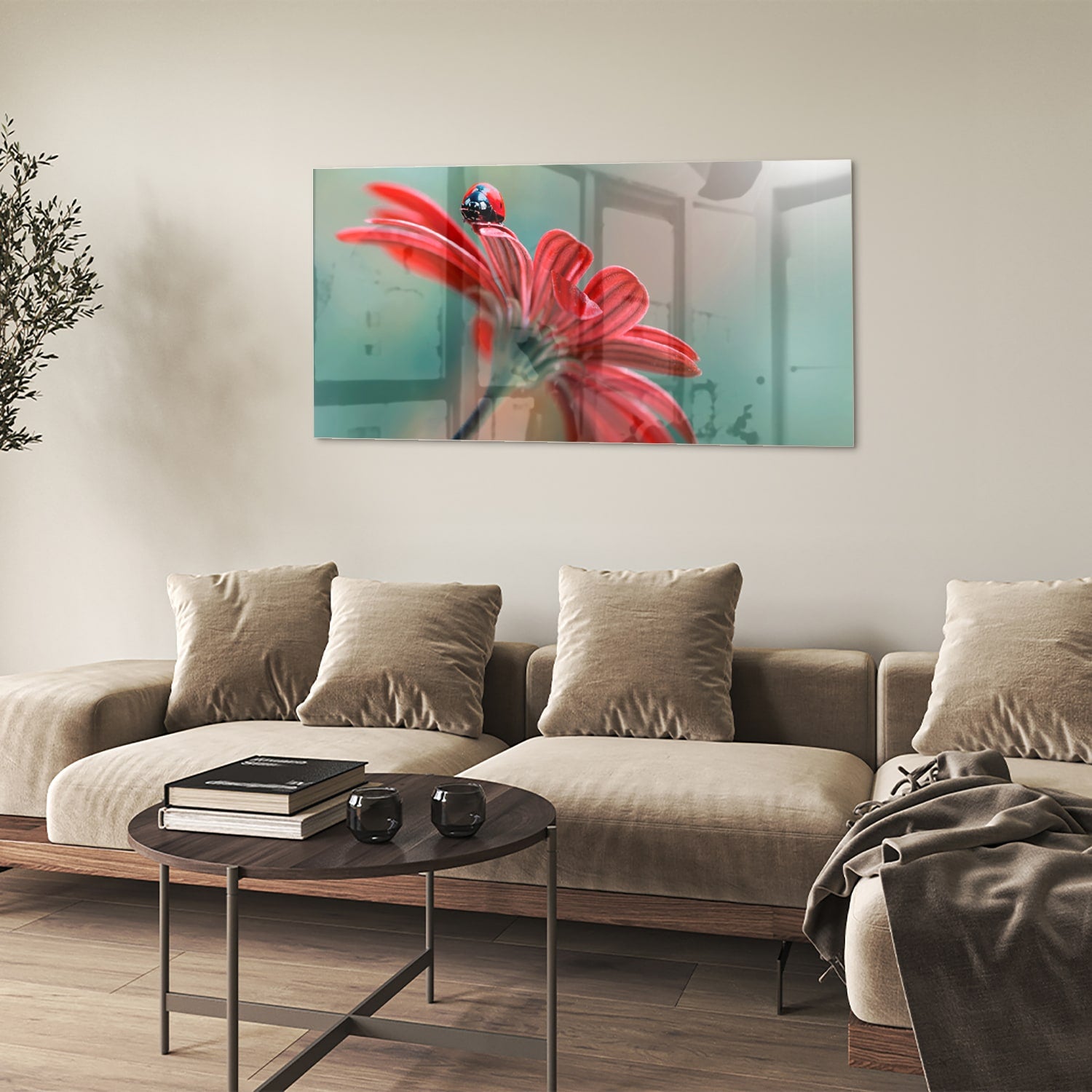 Een kleurrijk glazen schilderij van een rode bloem met een lieveheersbeestje.