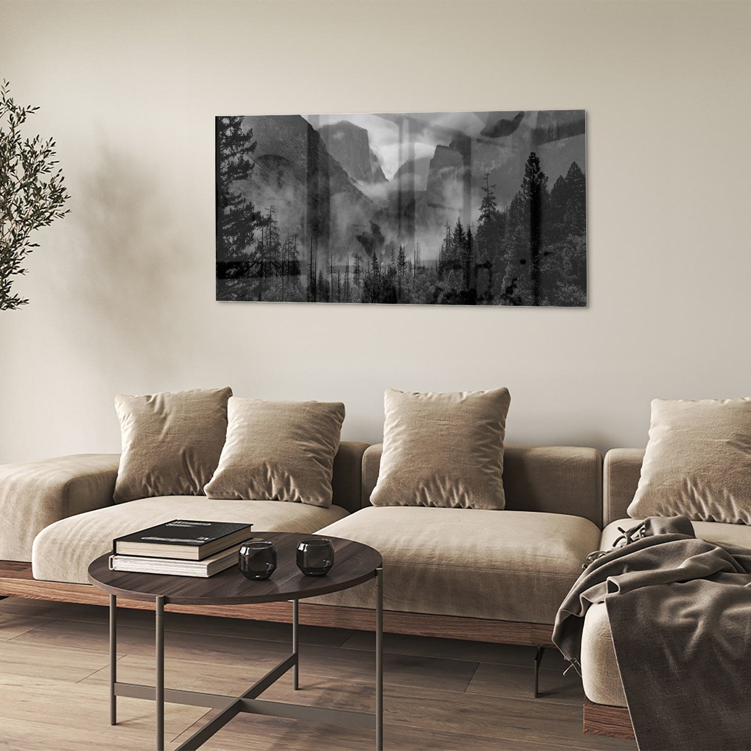 Zwart-wit glazen schilderij van een sereen berglandschap aan de muur.