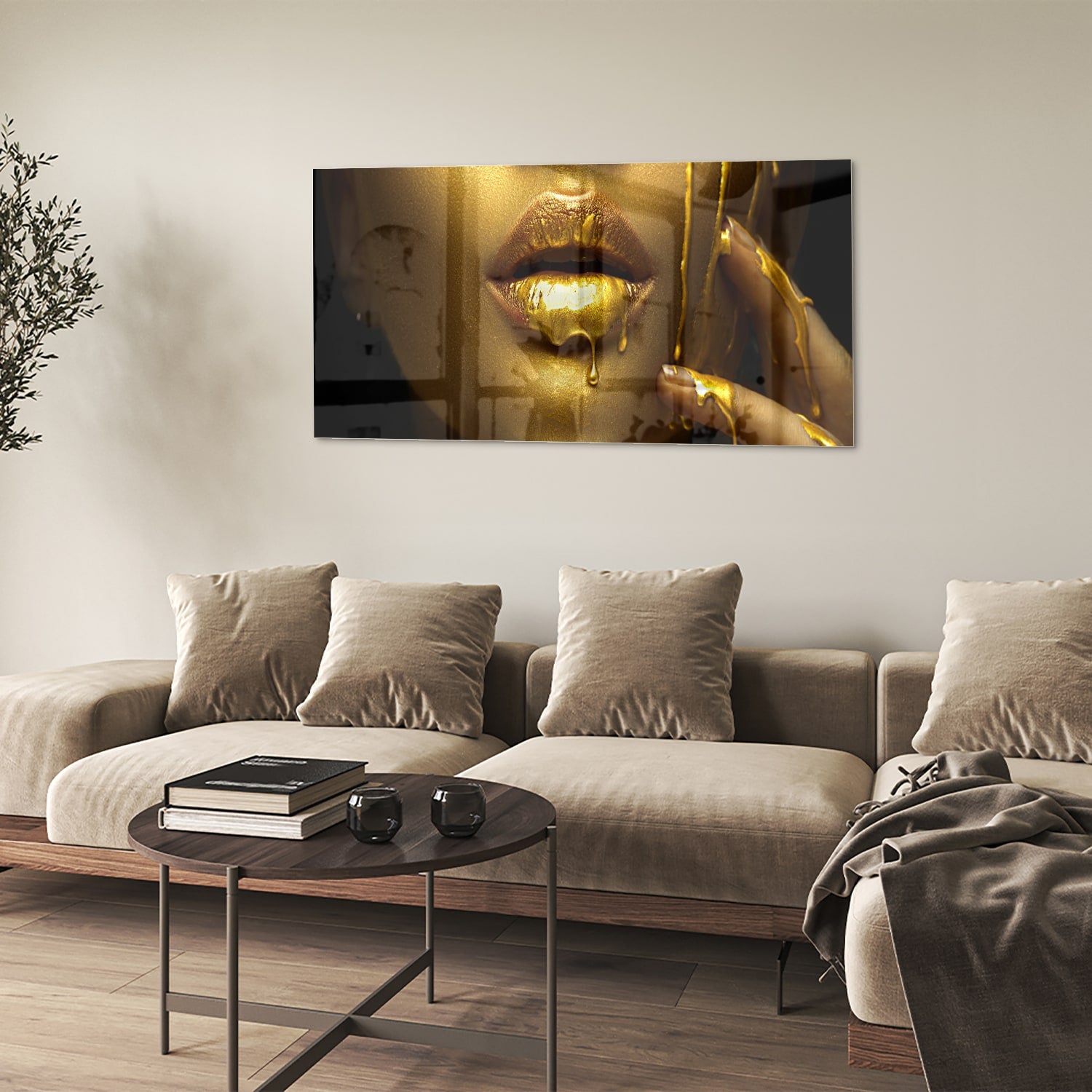 Gouden glazen schilderij van lippen met glanzende vloeistof op een muur.