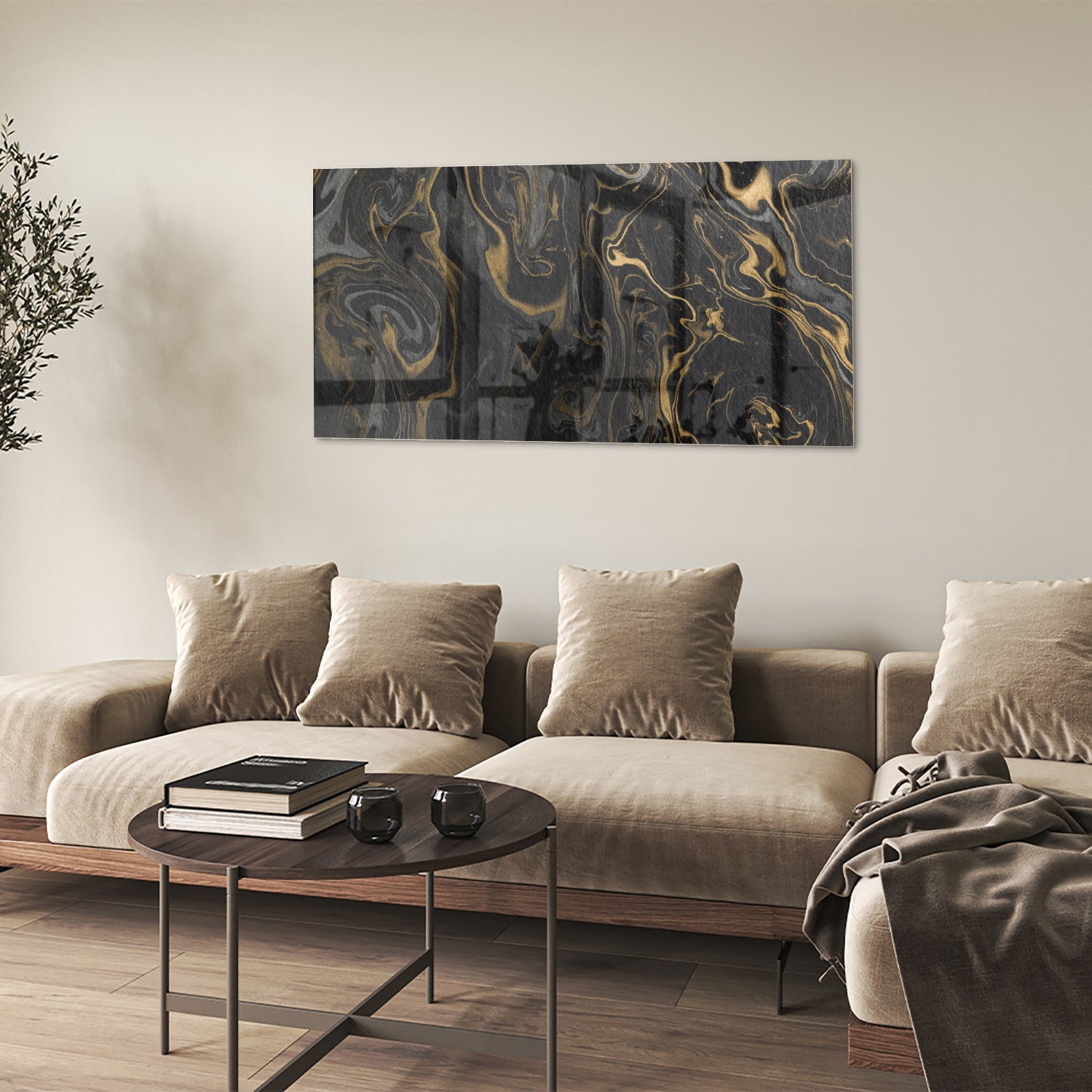Zwart-gouden glazen schilderij met marmerachtige patronen aan de muur