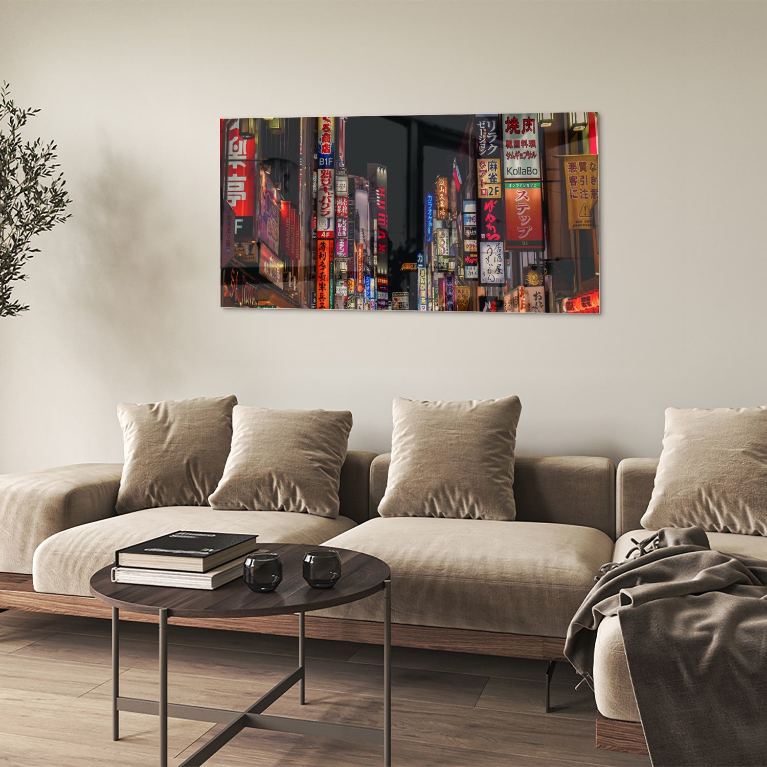 Glazen schilderij van een levendige stad met neonverlichting aan de muur in een moderne woonkamer.