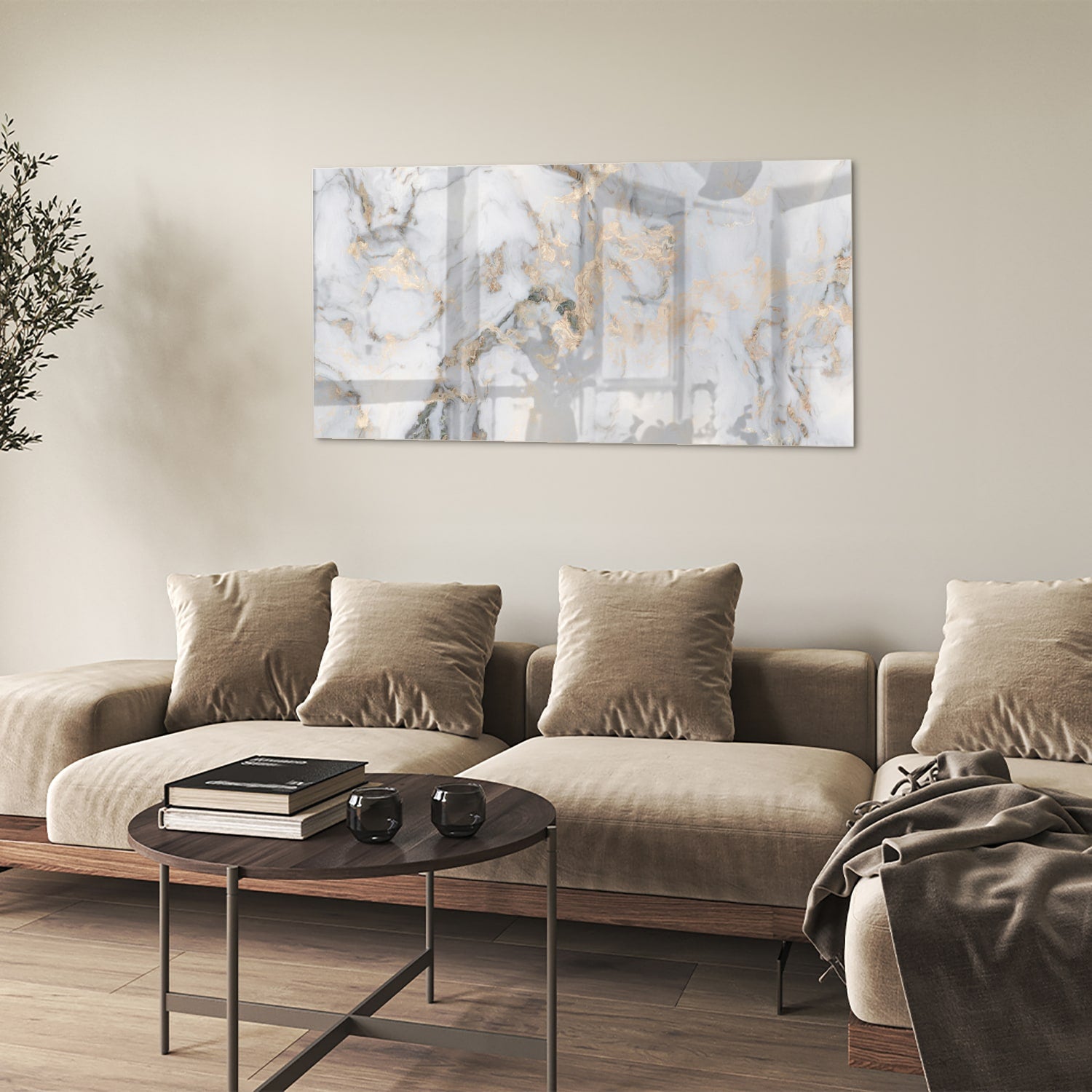Glazen schilderij met marmerlook en gouden accenten aan de muur.