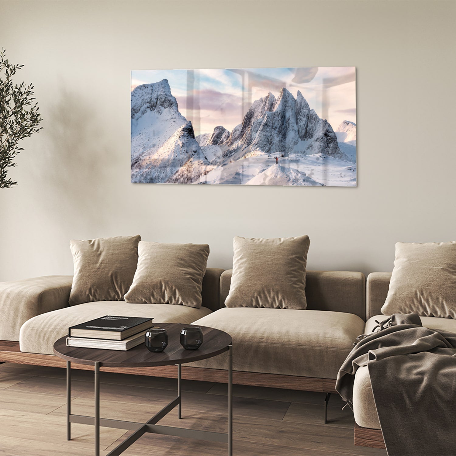 Glazen schilderij van besneeuwde bergen in een lichte woonkamer