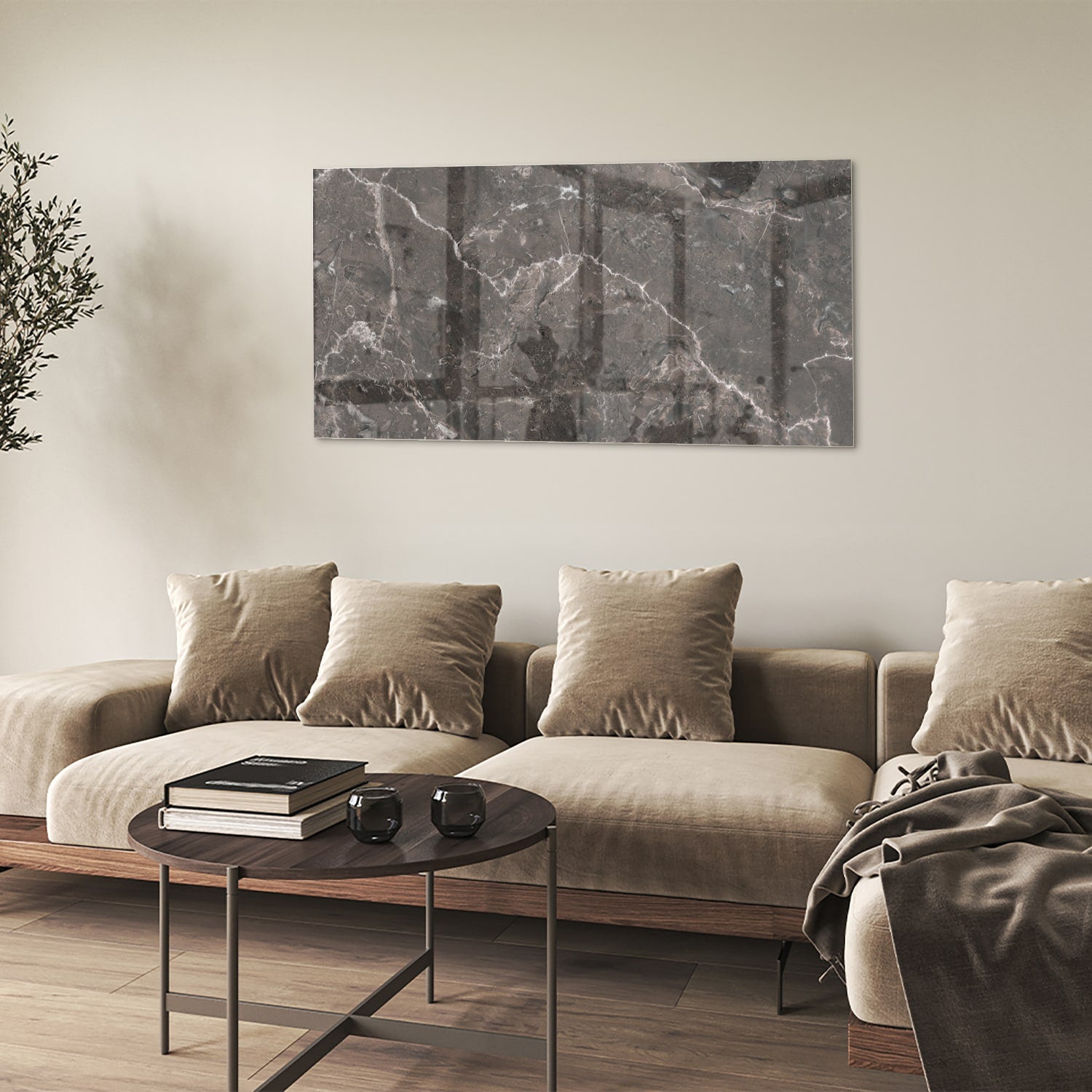 Glazen schilderij met marmerdesign in een moderne woonkamer