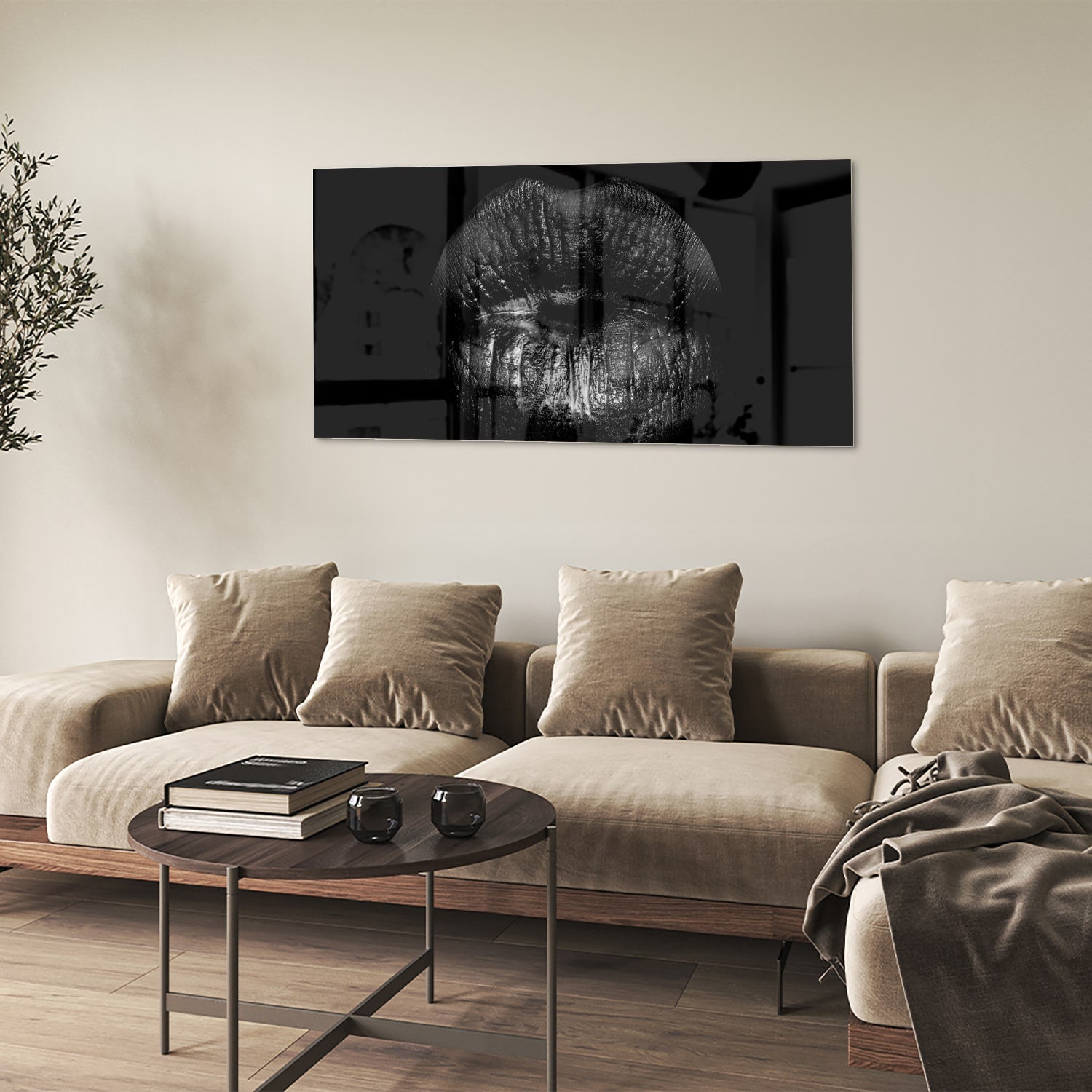 Zwart glazen schilderij met een artistieke lippenprint aan de muur.