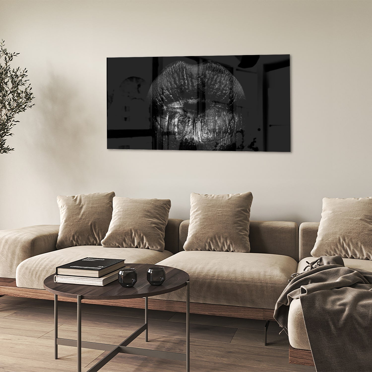 Zwart glazen schilderij met een artistieke lippenprint aan de muur.