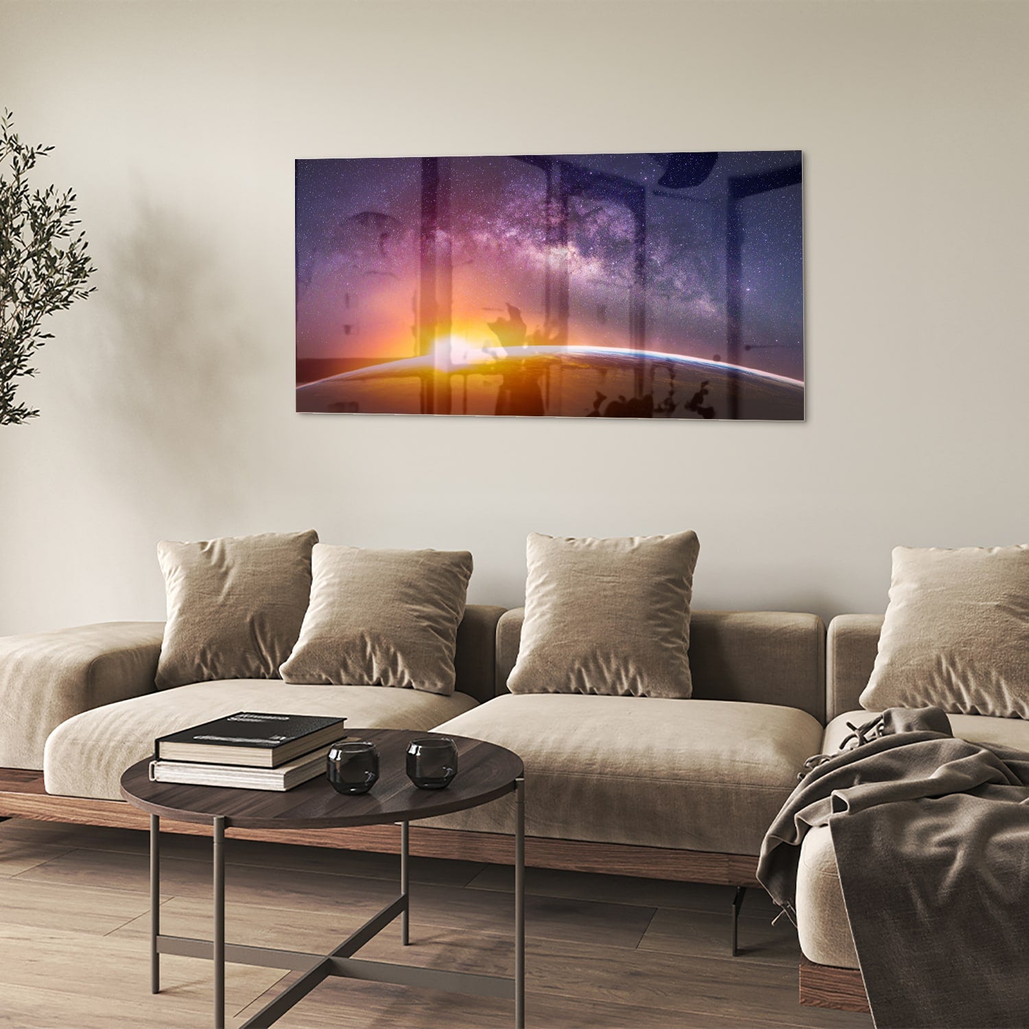 Glazen schilderij van een sterrenhemel met zonsondergang, hangt aan de muur in een stijlvolle woonkamer.