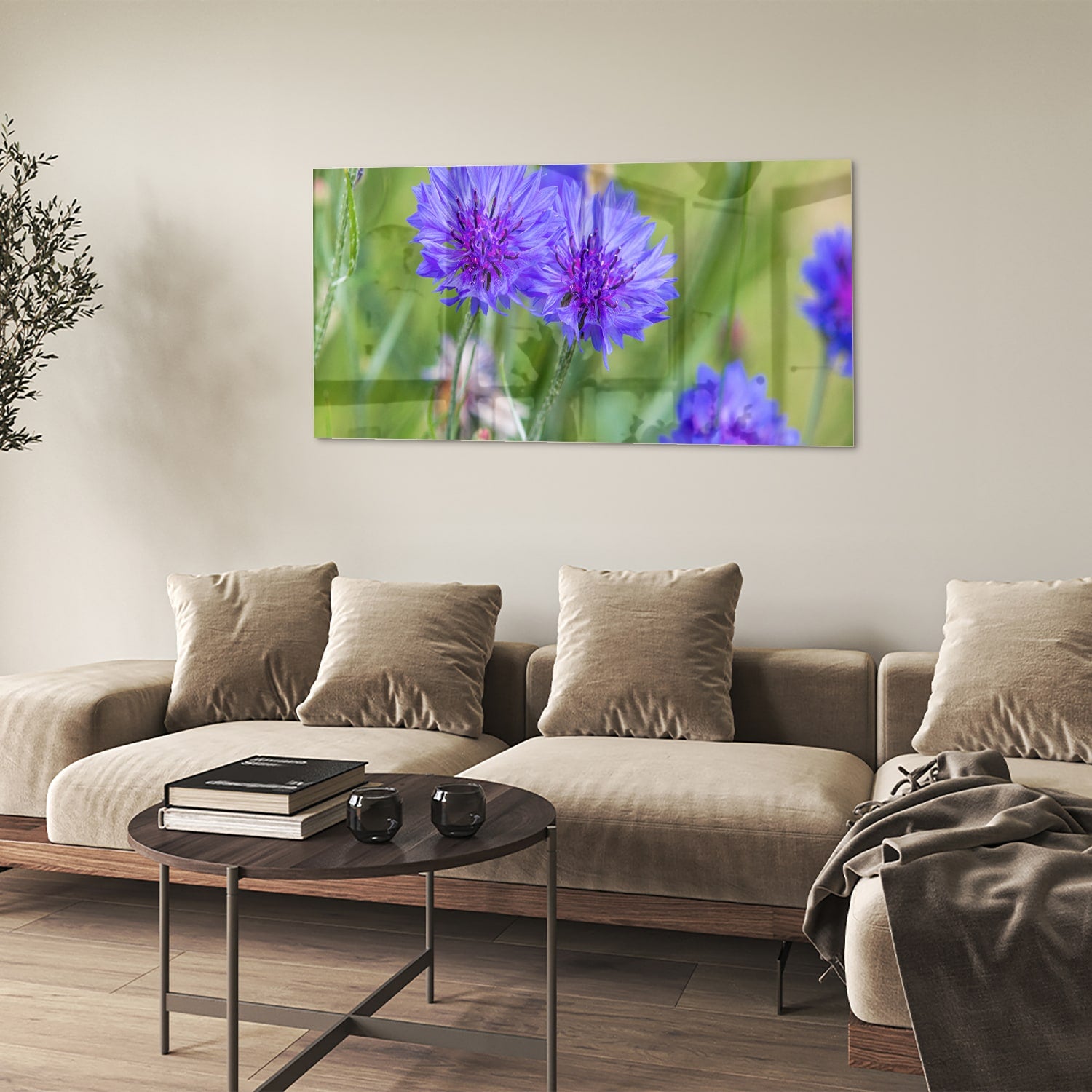 Glazen schilderij met paarse bloemen in een moderne woonkamer.