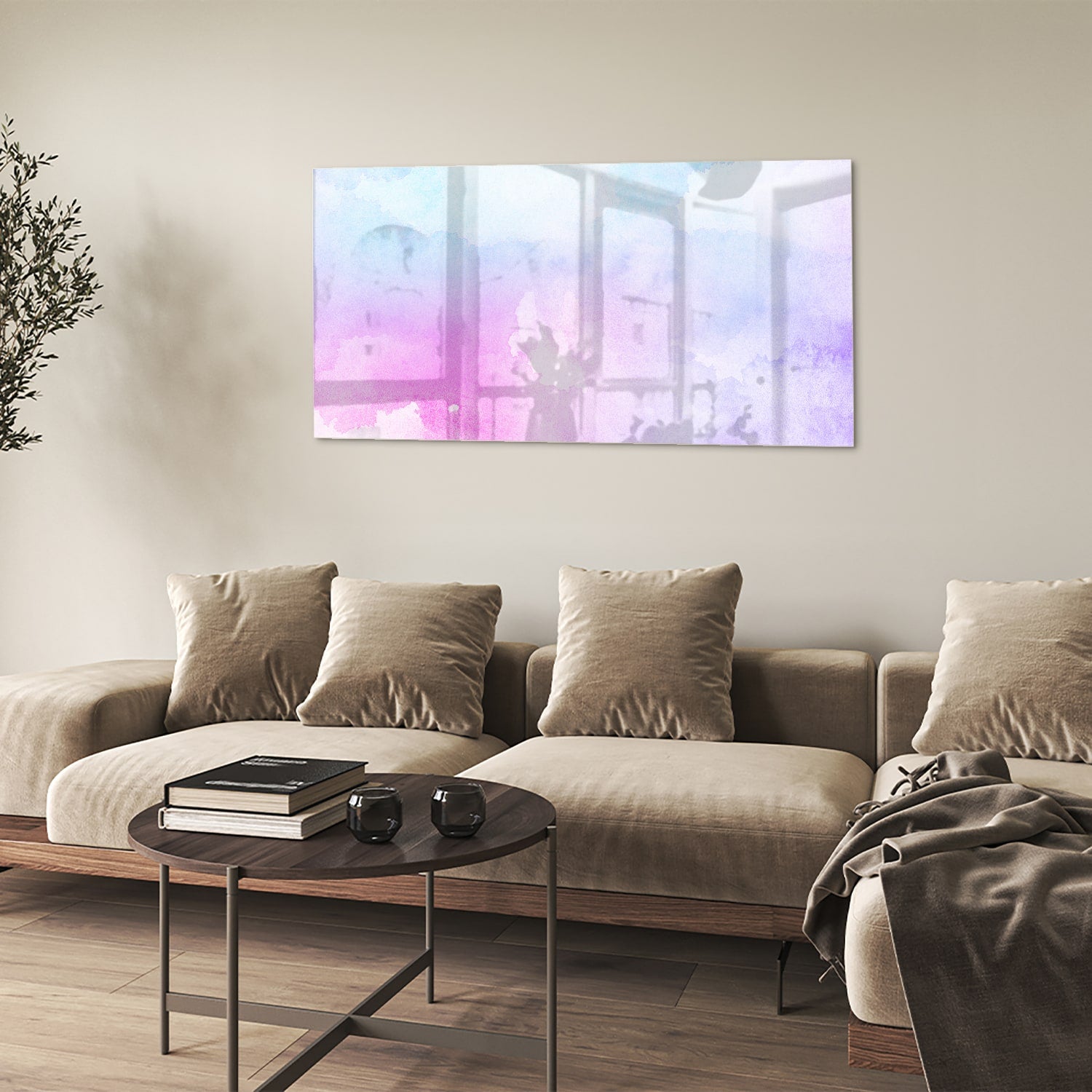 Abstract glazen schilderij met paarse en blauwe tinten aan de muur.