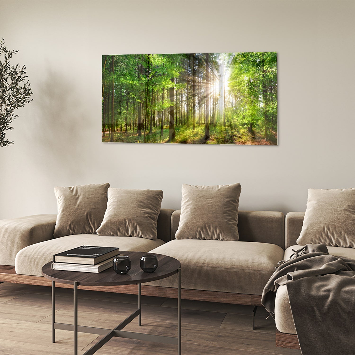 Glazen schilderij van een bos met zonnestralen op een muur.
