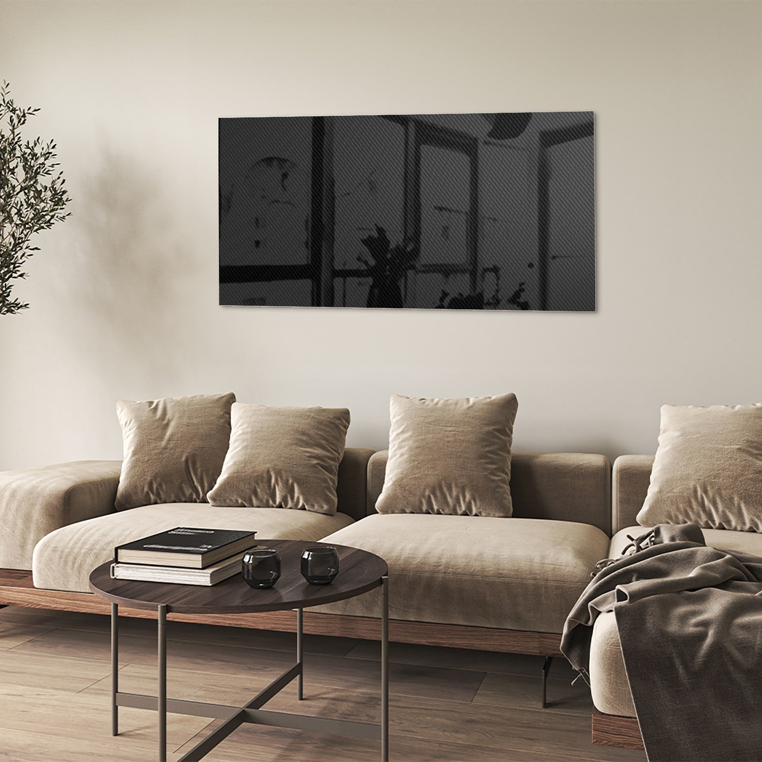 Zwart glazen schilderij hangt boven een houten console in een lichte woonkamer.