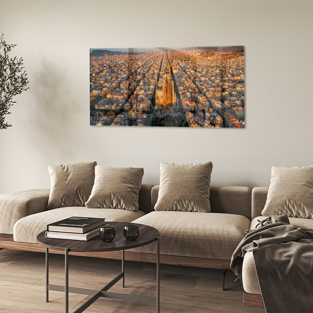 Glazen schilderij met uitzicht op een stad onder de zonsondergang