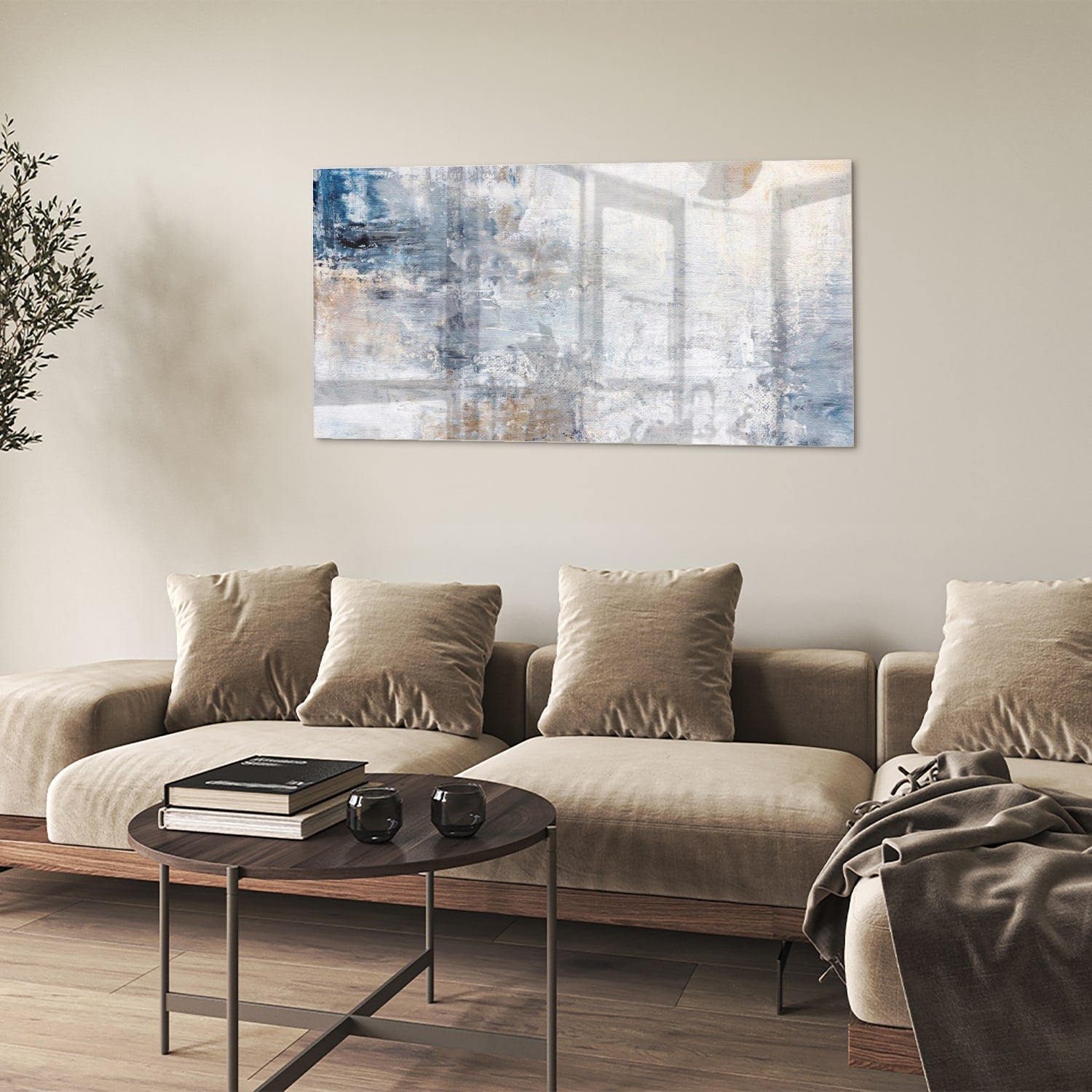 Abstract glazen schilderij met blauwe en neutrale tinten in woonkamer