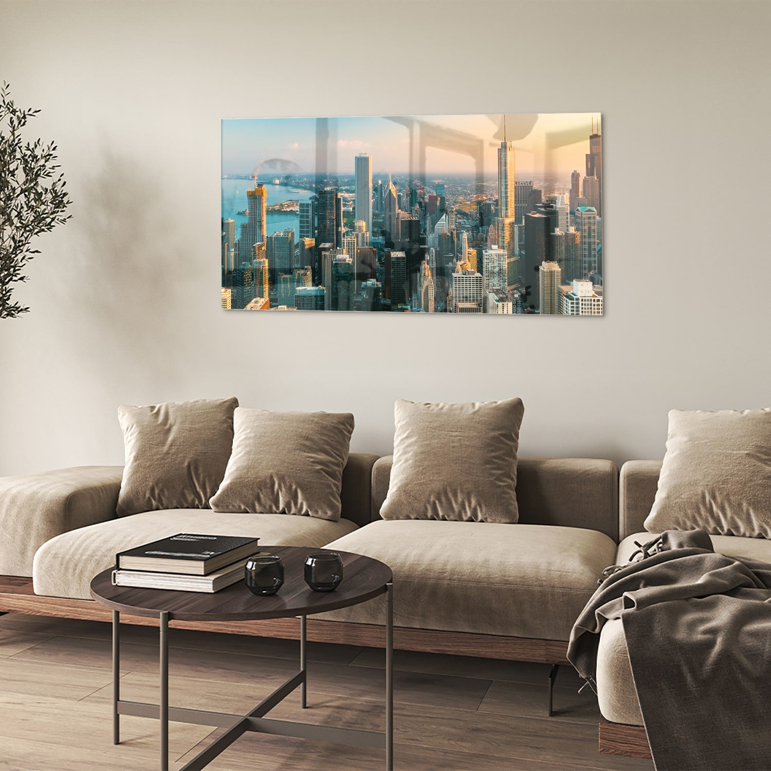Glazen schilderij met uitzicht op een stad skyline onder een zonsondergang