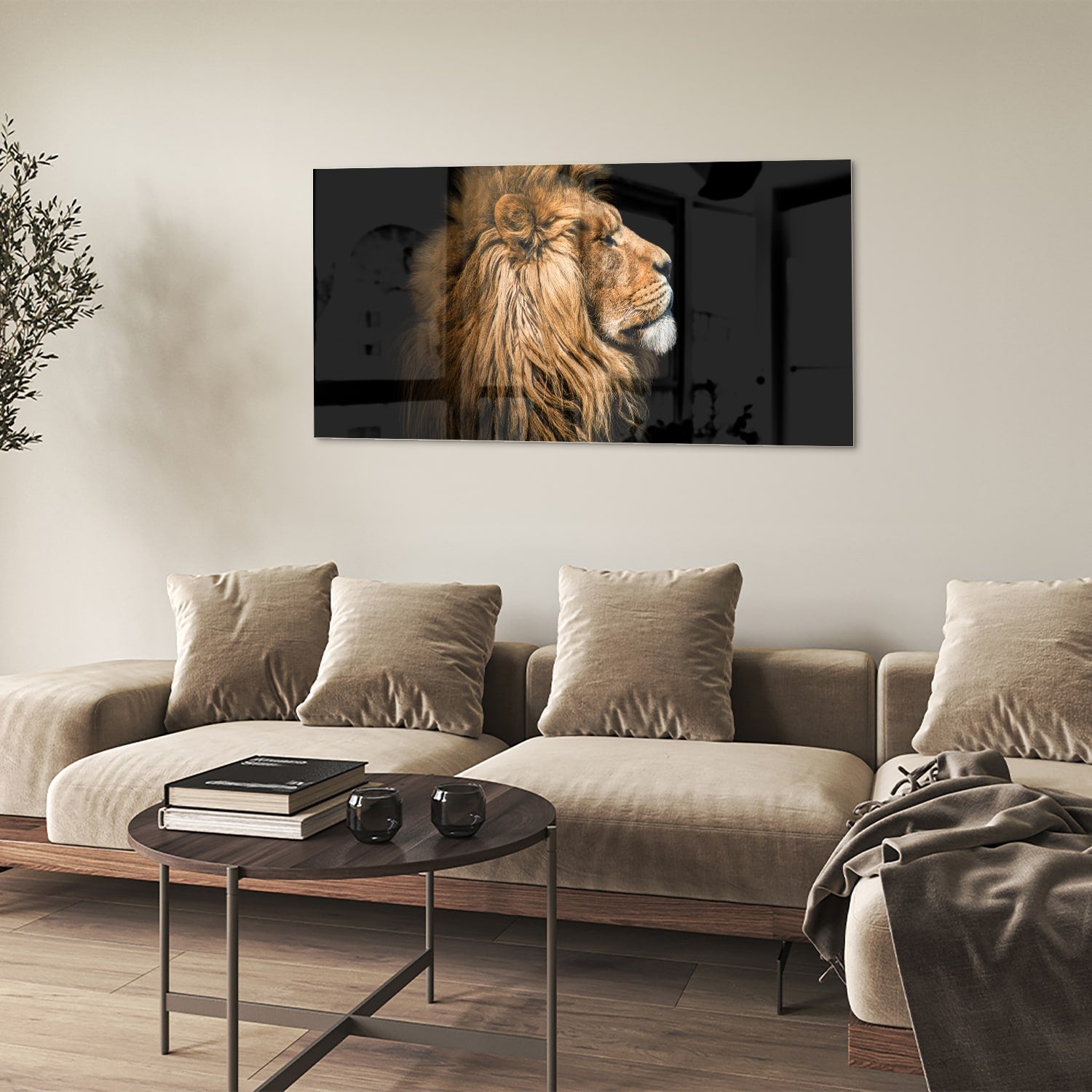 Glazen schilderij van een leeuw met rijke, gouden manen tegen een zwarte achtergrond.