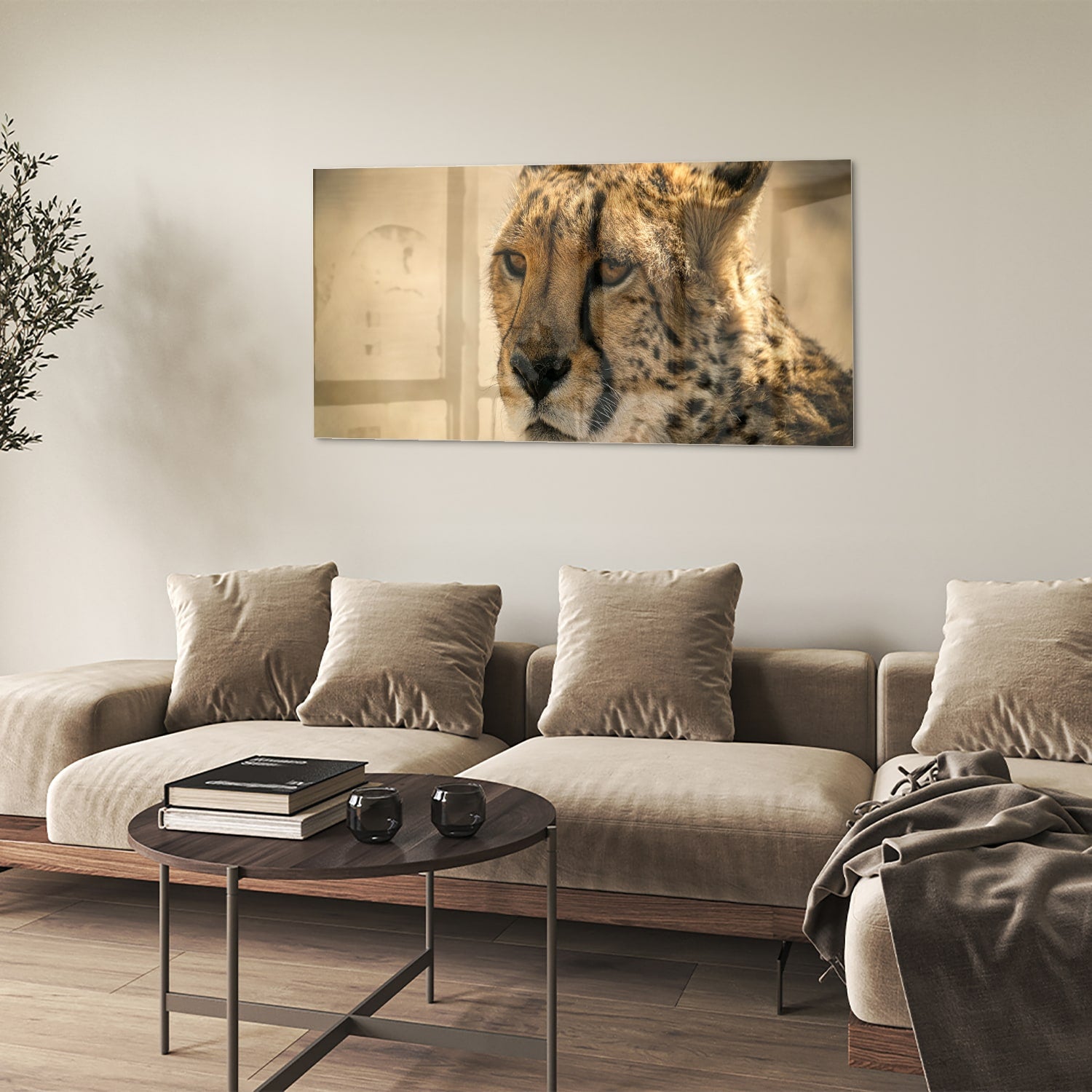 Glazen schilderij van een luipaard hangt aan de muur in een stijlvolle woonkamer.