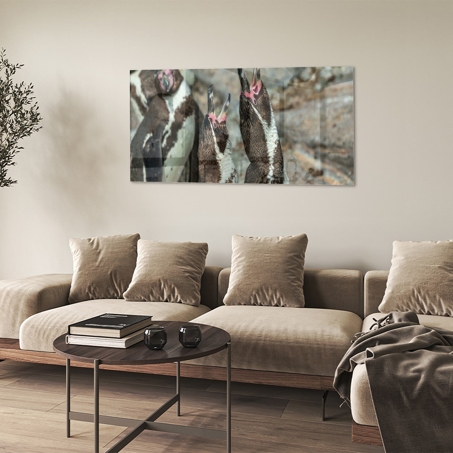 Glas schilderij met vrolijke pinguns op een muur in een modern interieur.