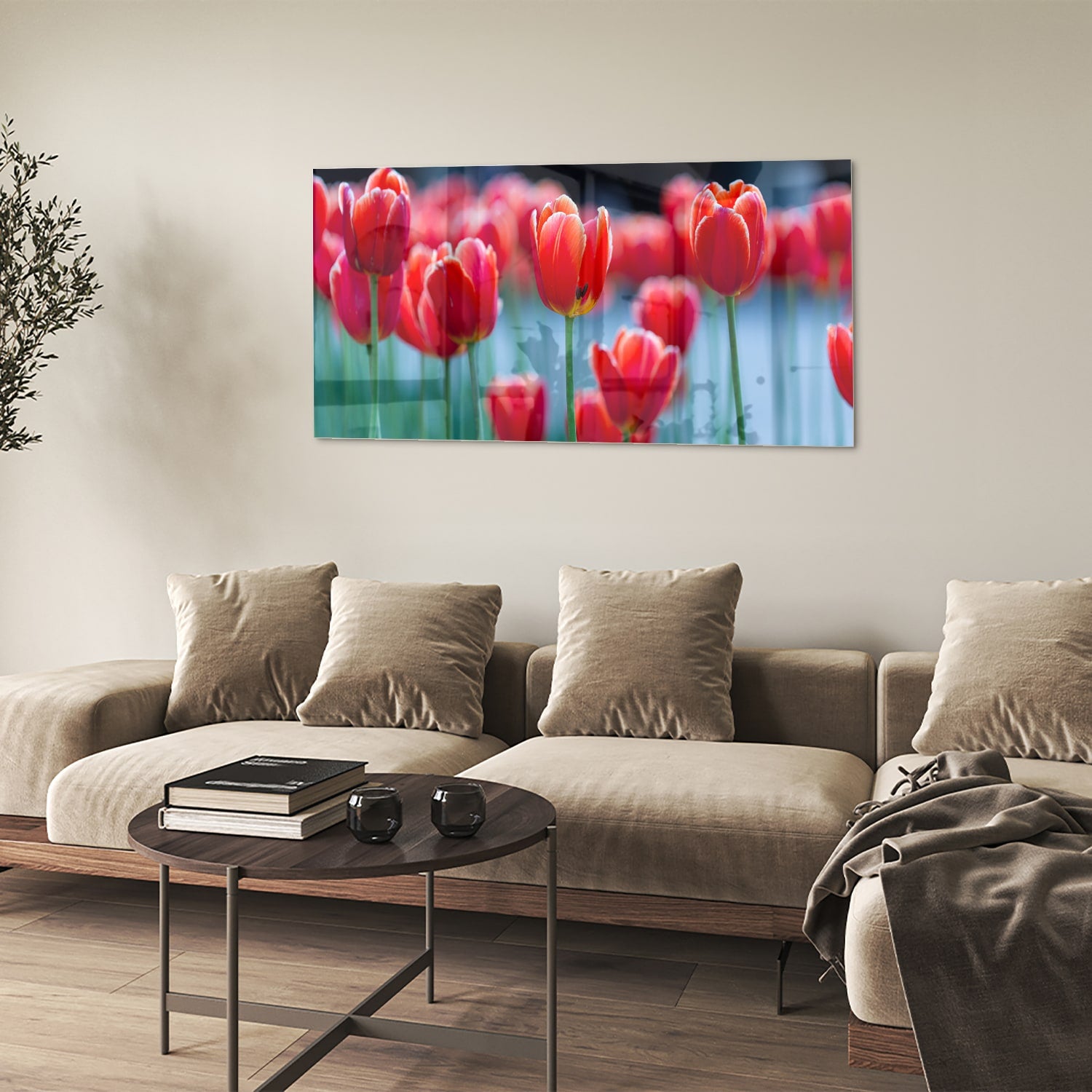 Glazen schilderij met rode tulpen op een witte muur