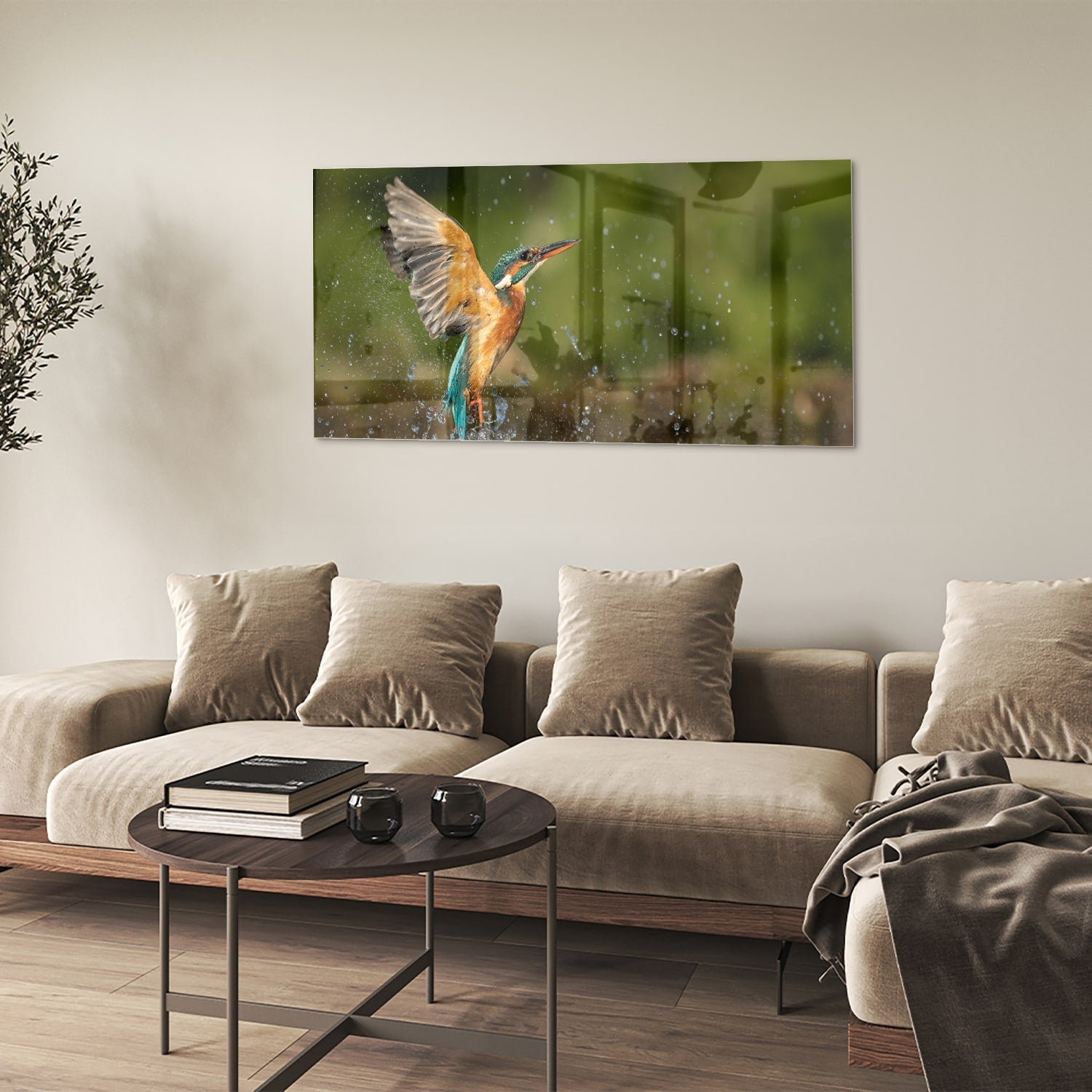 Glazen schilderij van een ijsvogel die in het water duikt