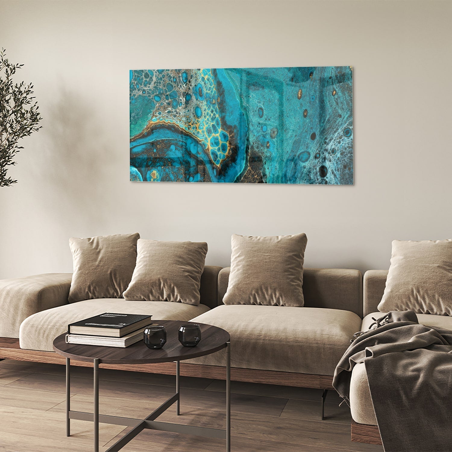 Glazen schilderij in turkoois met gouden accenten aan de muur boven een houten meubel.