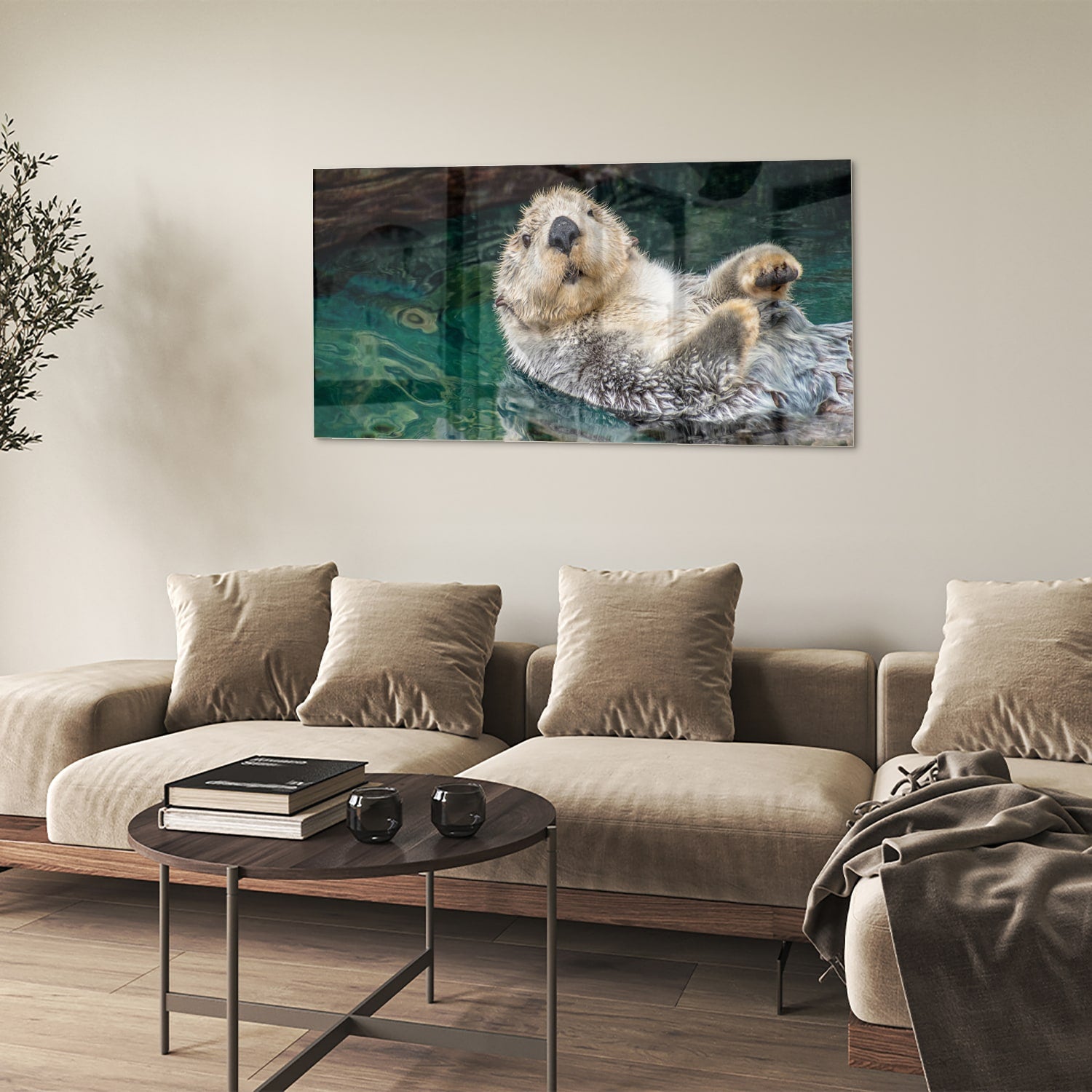 Glazen schilderij van een zeeotter die in water drijft.