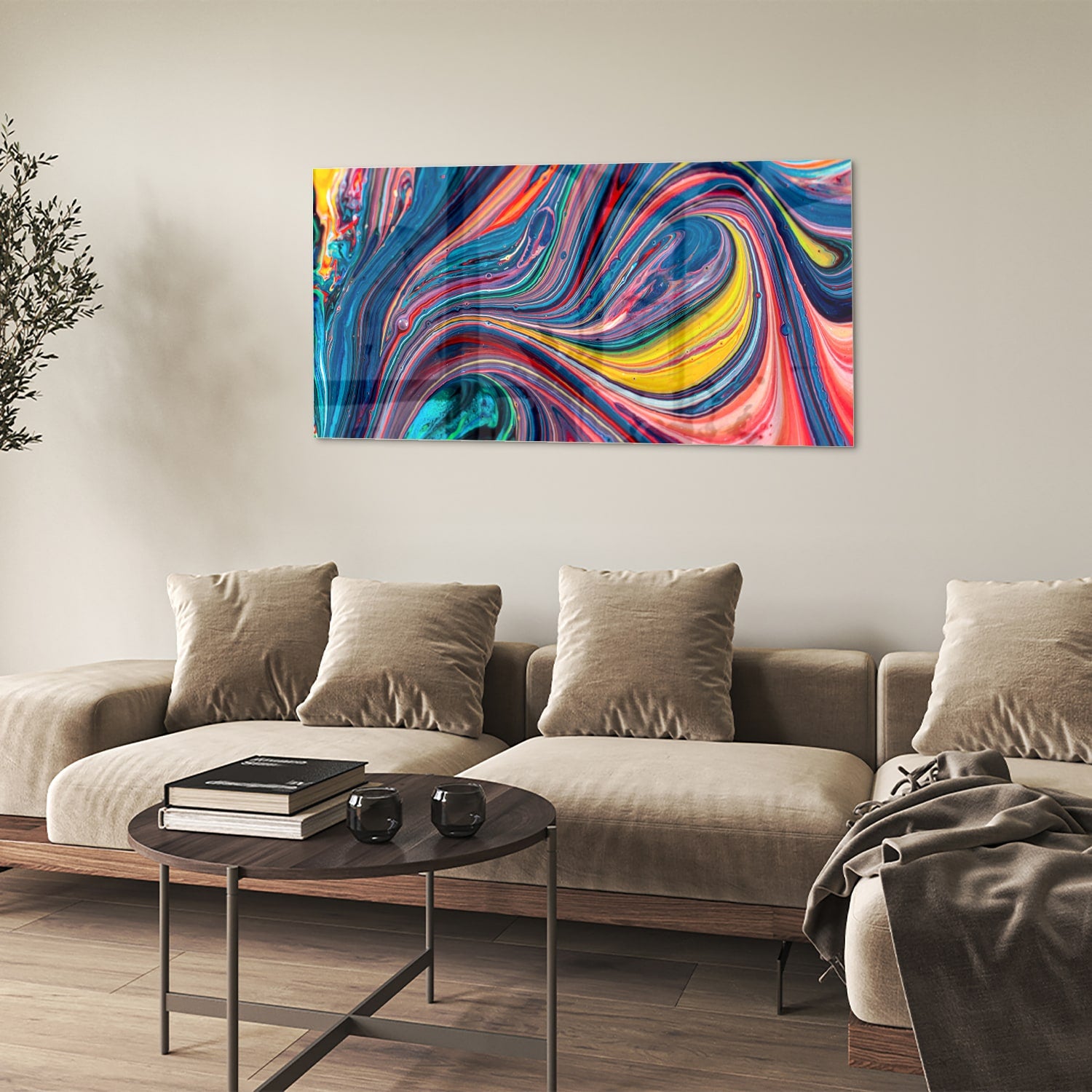 Kleurrijk abstract glazen schilderij aan de muur in een modern interieur.