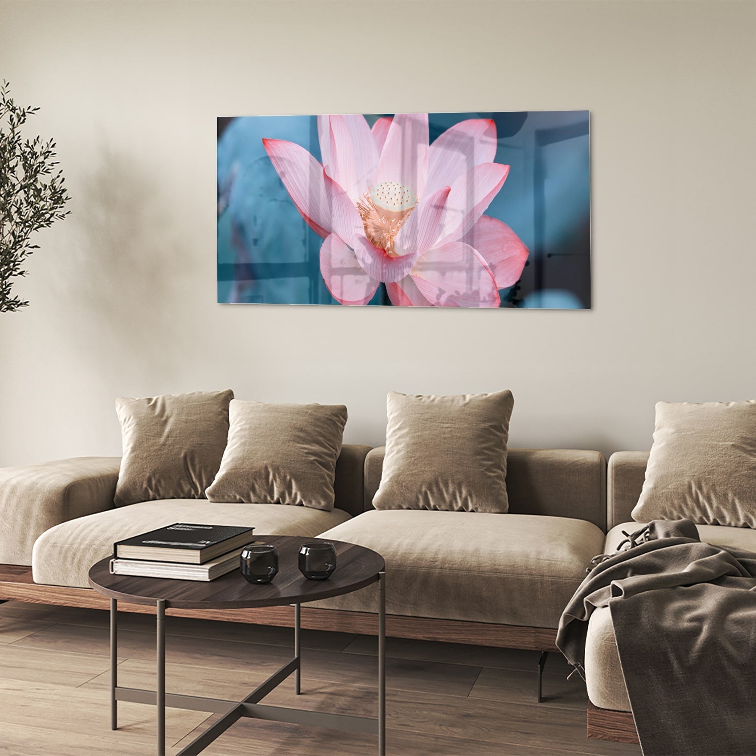 Glazen schilderij van een roze lotus boven een houten meubelstuk in een gezellige woonkamer.