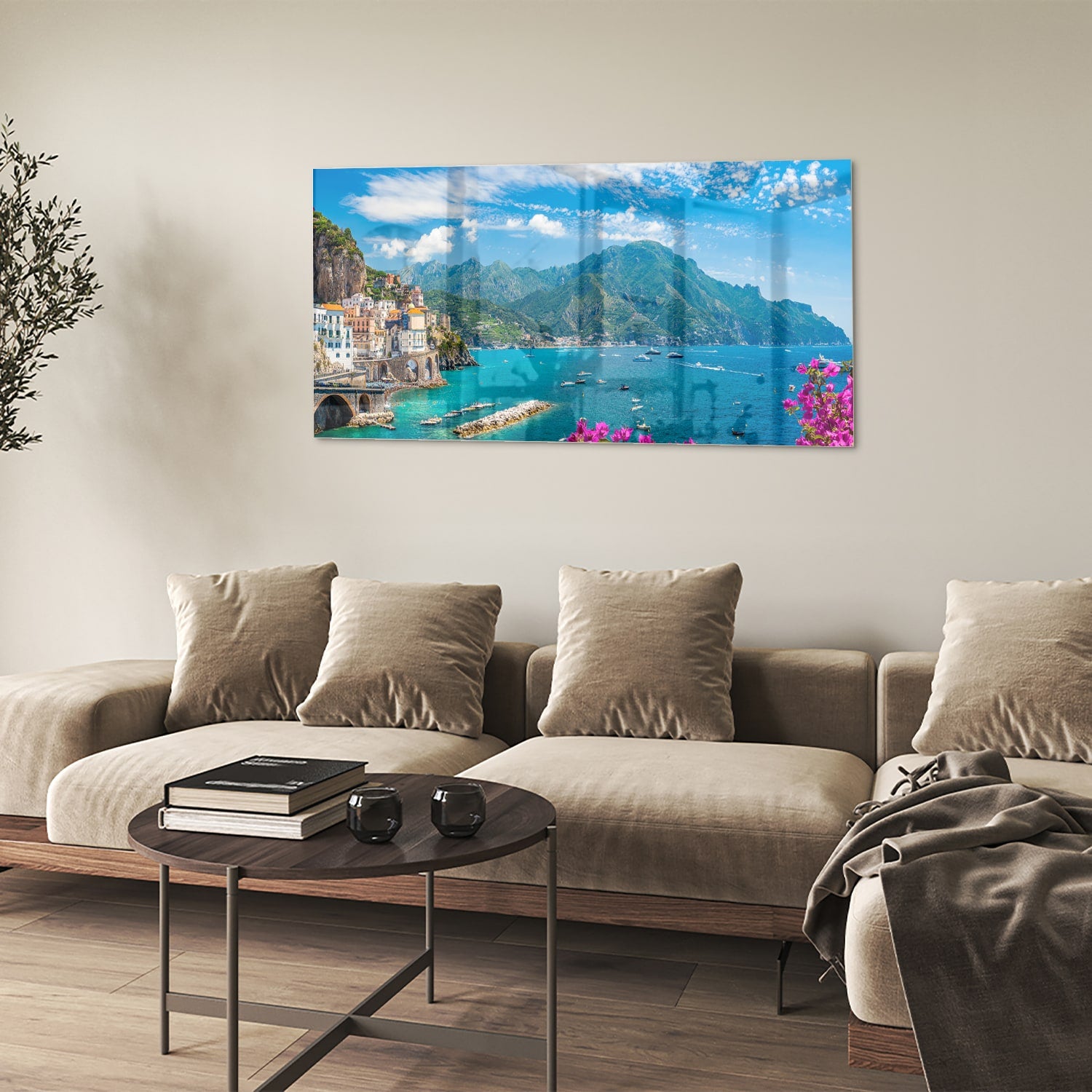 Glazen schilderij van een kustlandschap met blauwe zee en groene bergen.