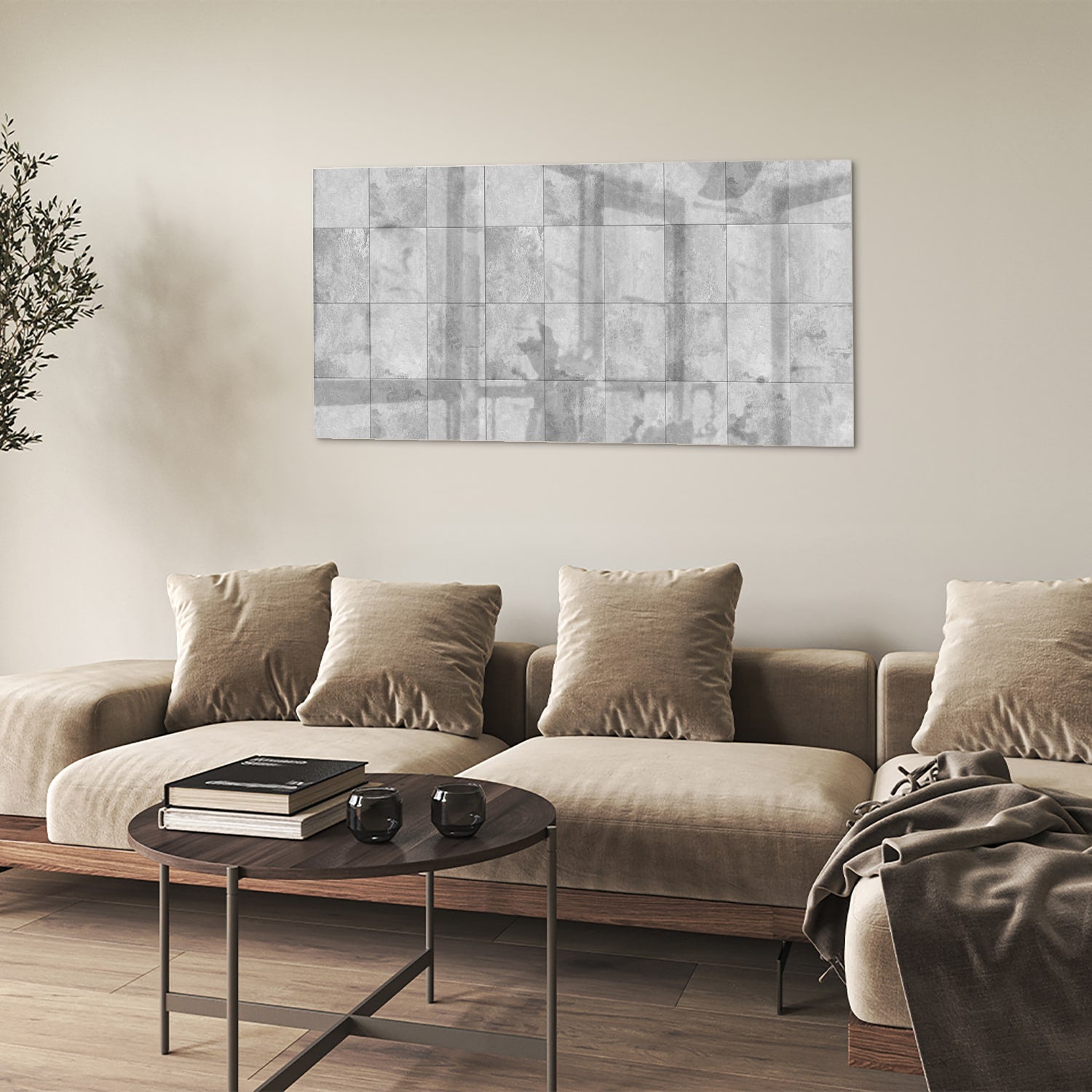 Abstract glazen schilderij in grijstinten aan de muur boven een houten dressoir.