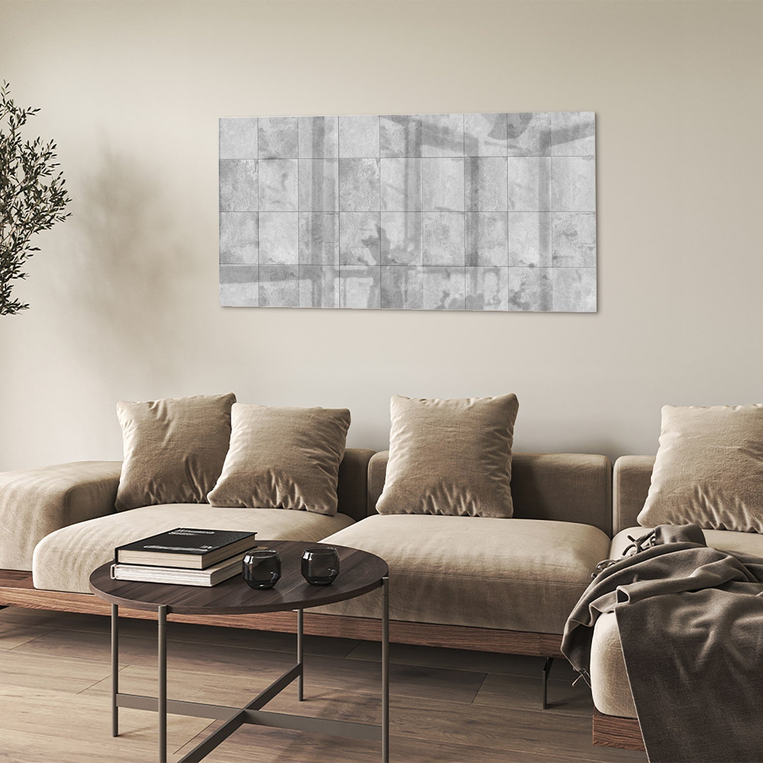 Abstract glazen schilderij in grijstinten aan de muur boven een houten dressoir.