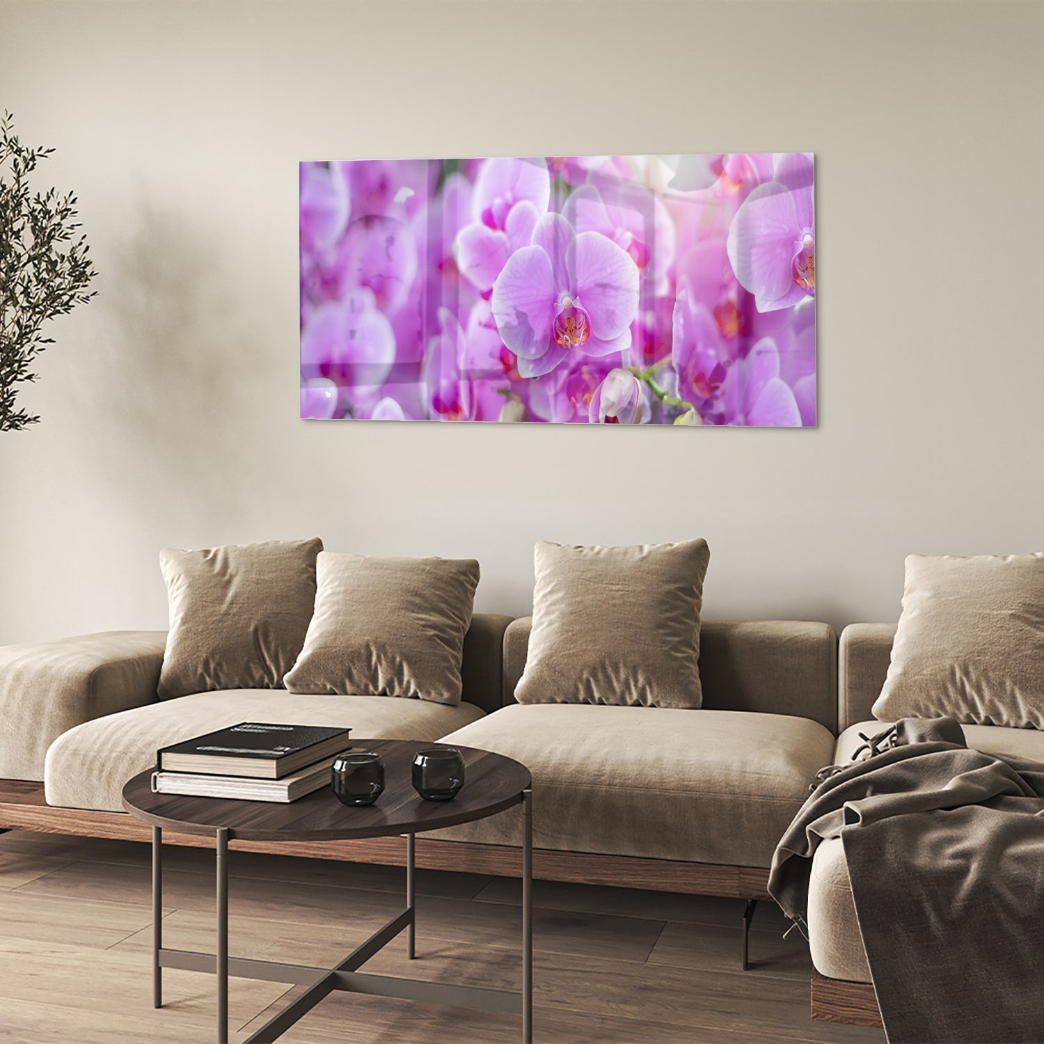 Glazen schilderij met een close-up van paarse orchideen in een mooi interieur