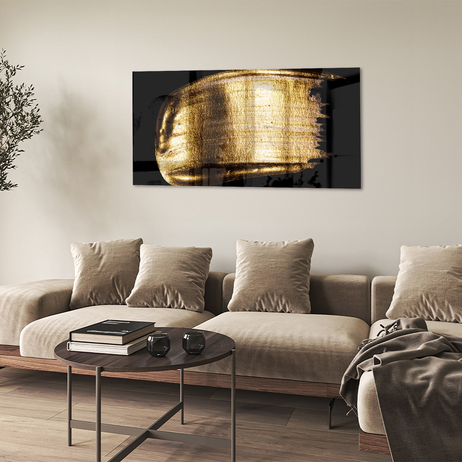 Abstract glazen schilderij met gouden penseelstreek op een zwarte achtergrond.
