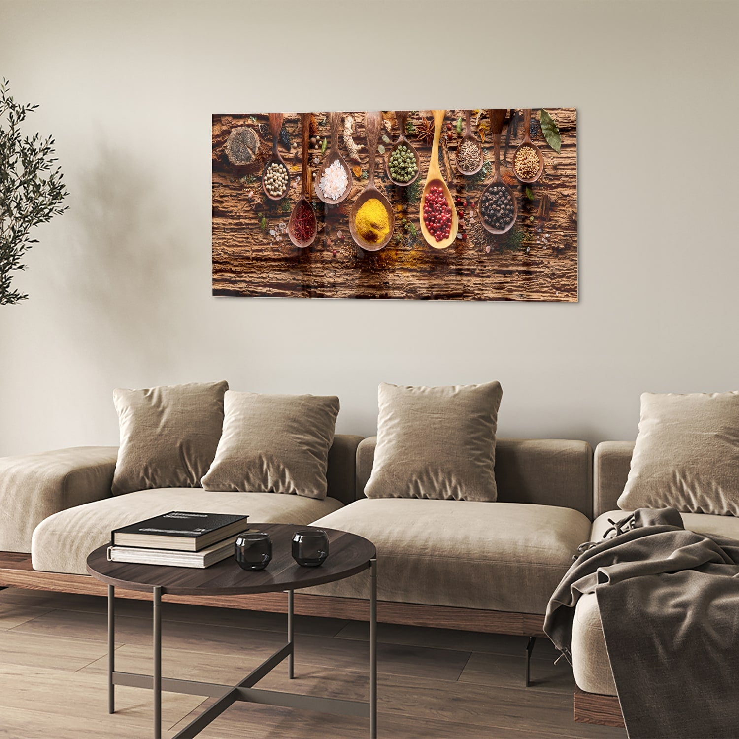 Glazen schilderij met kleurrijke specerijen en houten lepels op een rustieke achtergrond.