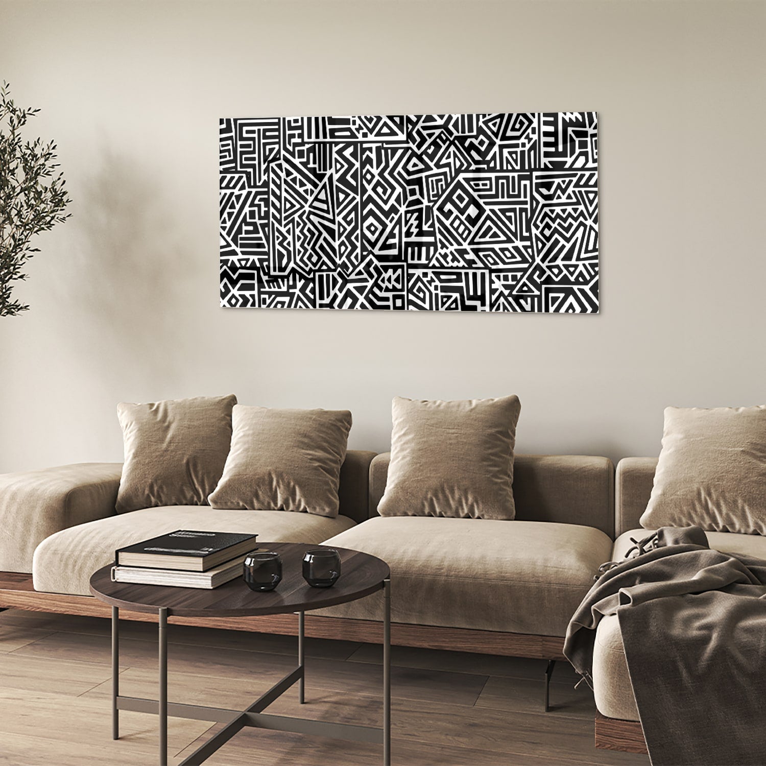 Zwart-wit glazen schilderij met abstract patroon aan de muur in een moderne woonkamer.