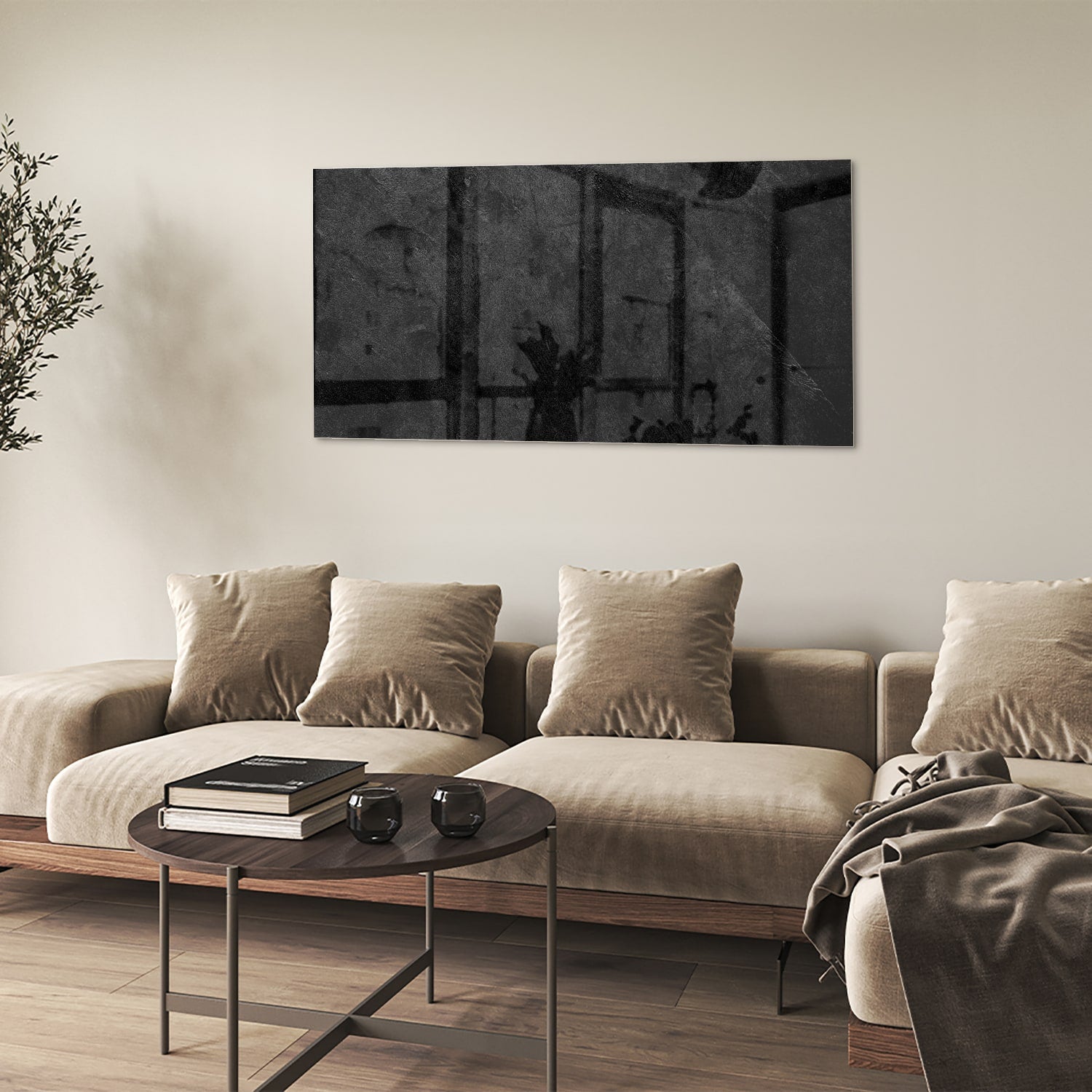 Abstract glazen schilderij in zwart en grijs aan de muur boven een houten kast.