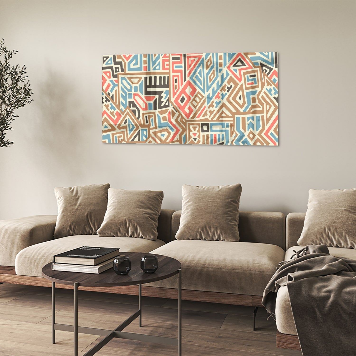 Abstract glazen schilderij met kleurrijke geometrische patronen aan de muur.