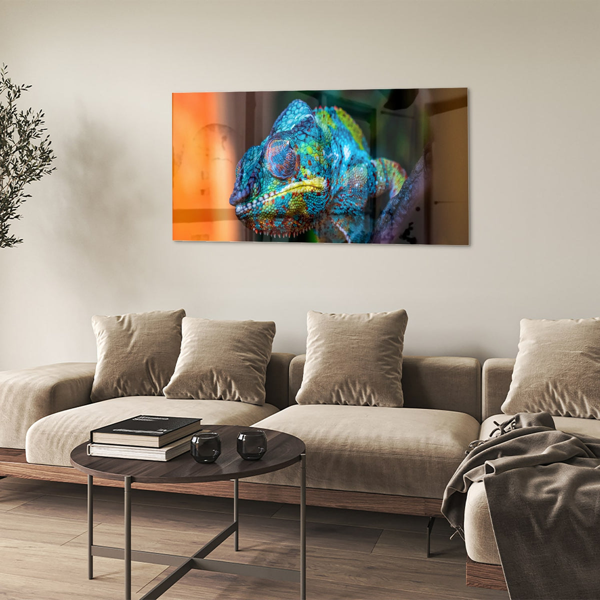 Glazen schilderij van een kleurrijk chameleon hangt aan de muur