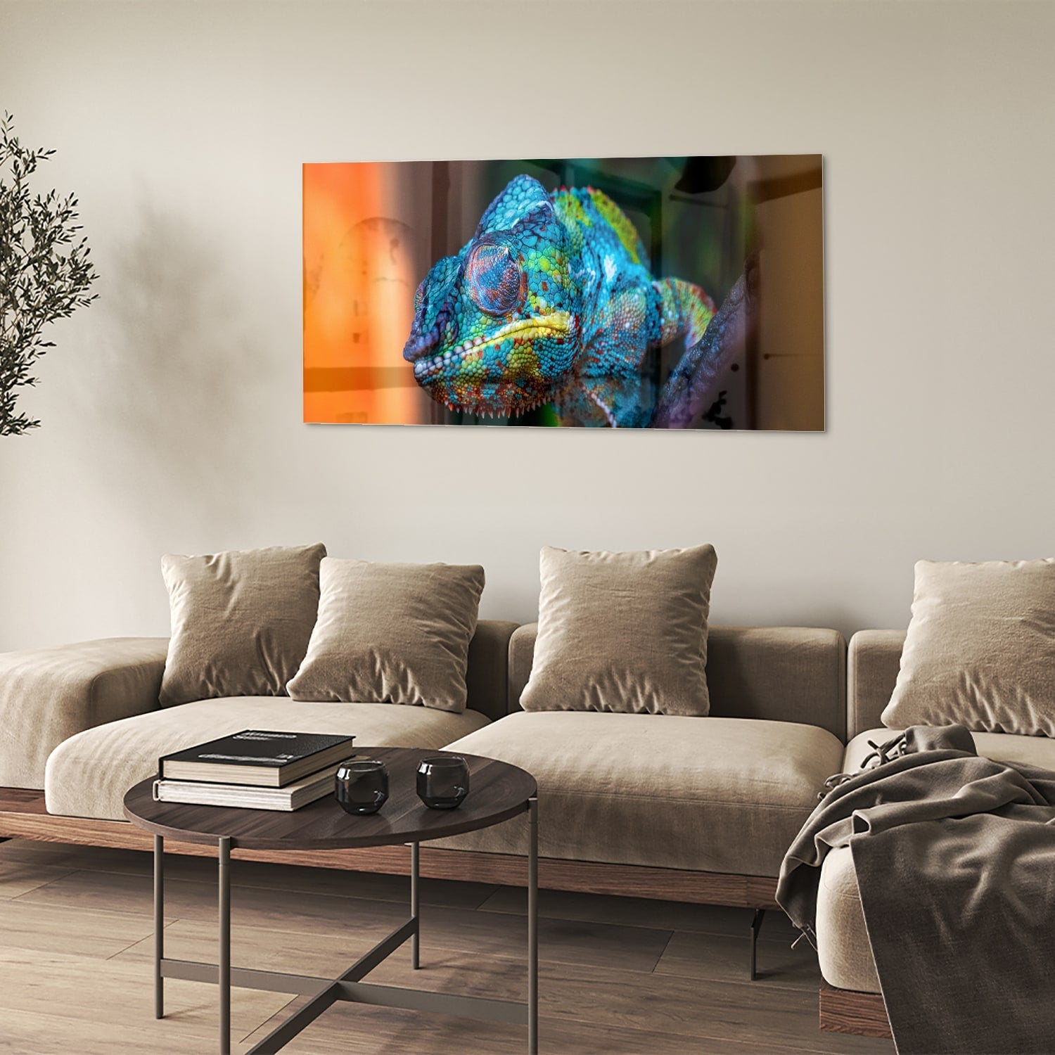 Glazen schilderij van een kleurrijk chameleon hangt aan de muur